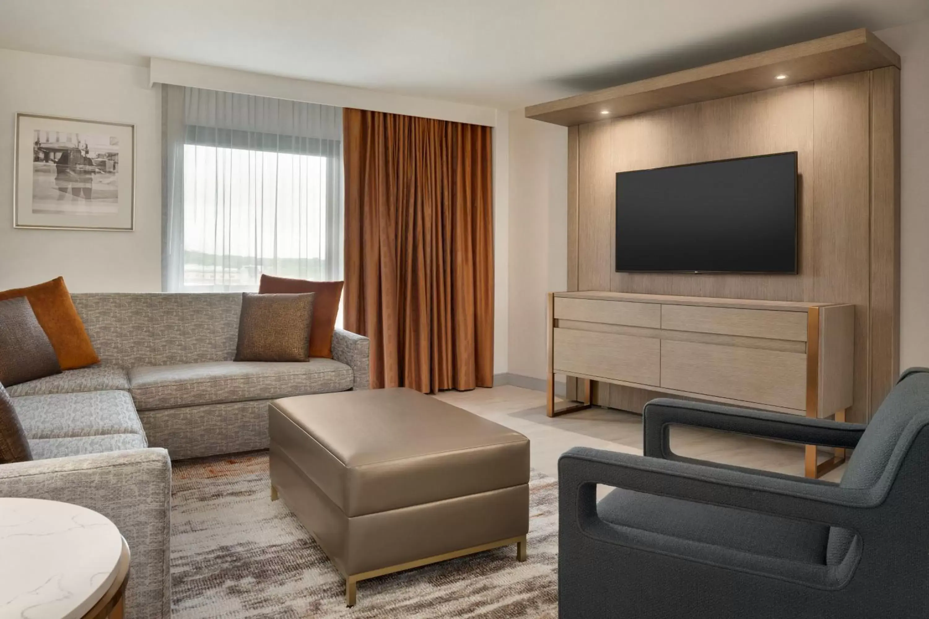 Living room, Seating Area in Sheraton Madison Hotel