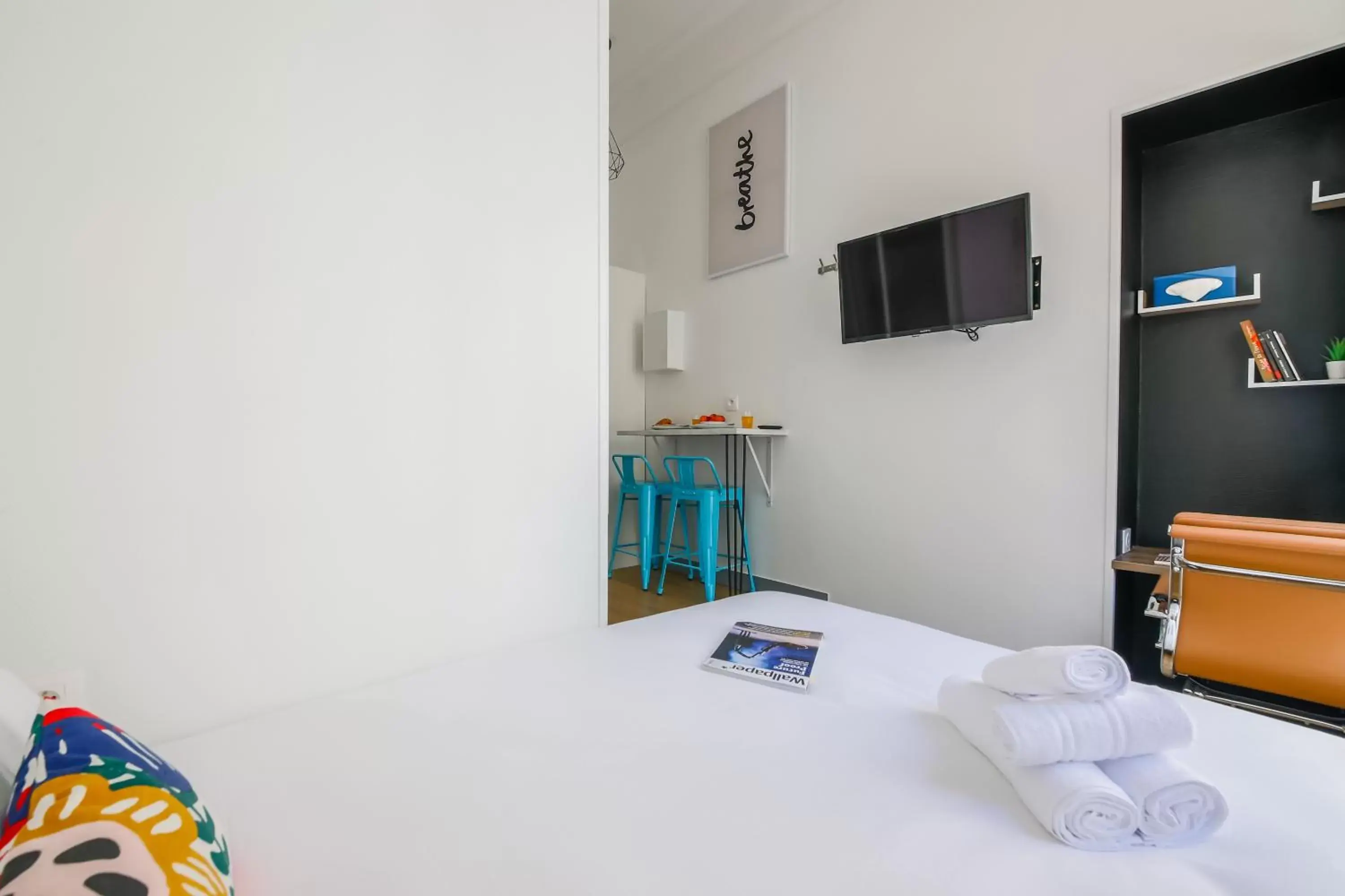 Bedroom, TV/Entertainment Center in Apartments WS Haussmann - La Fayette