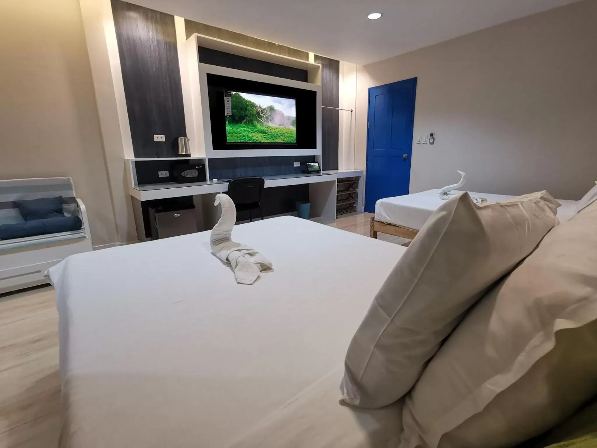 Bed in Pescadores Suites Moalboal