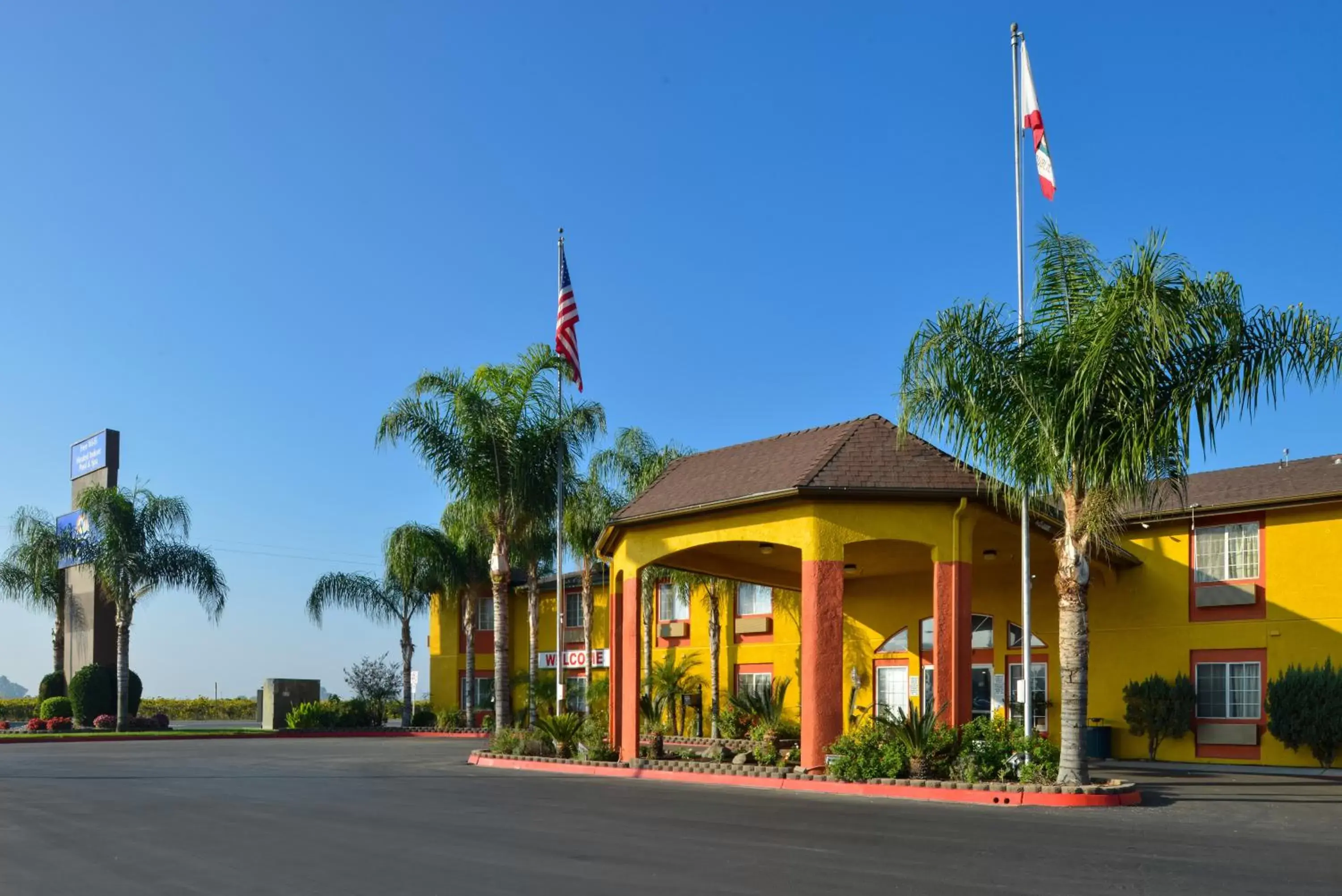 Facade/entrance, Property Building in Americas Best Value Inn & Suites Madera