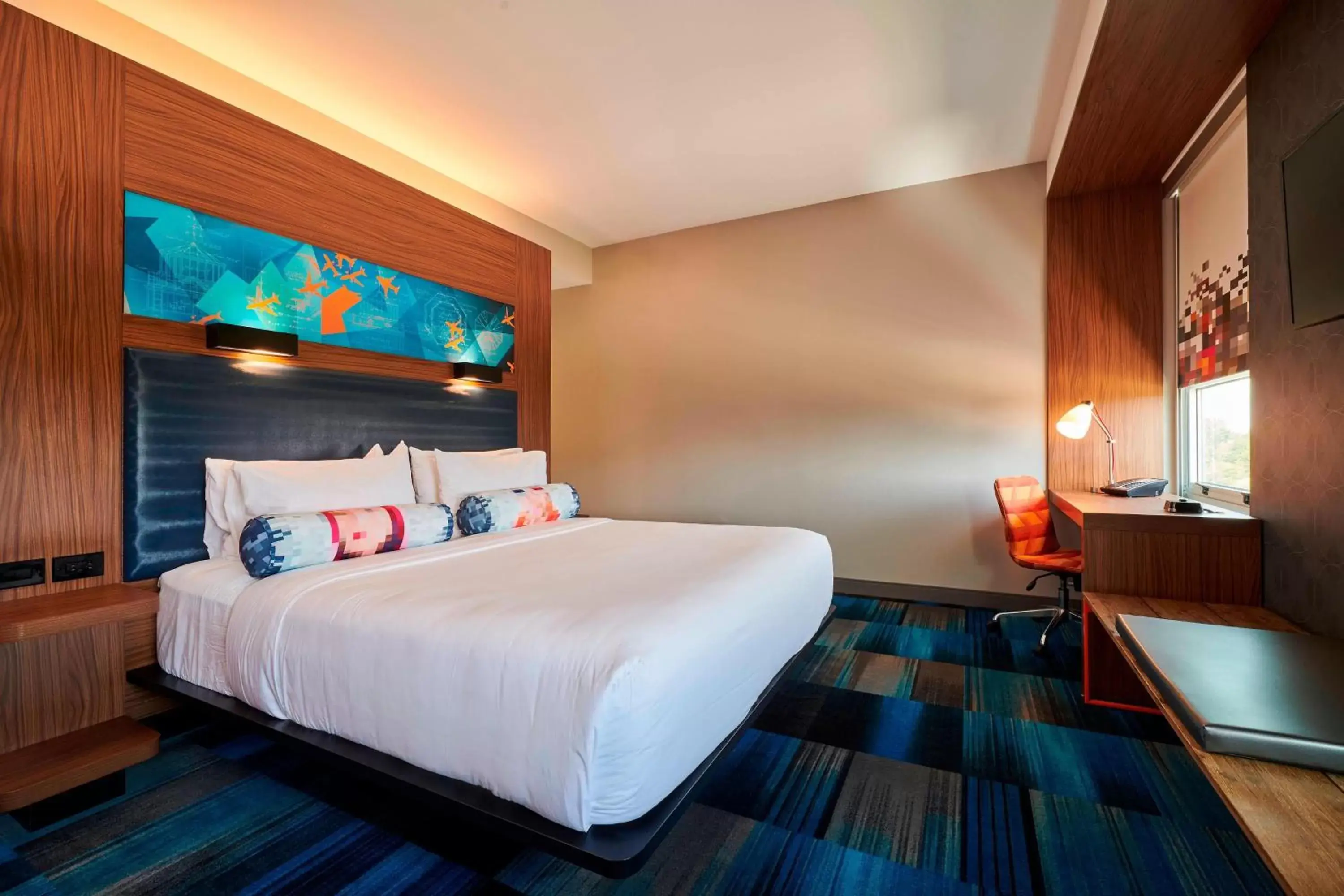 Photo of the whole room, Bed in Aloft Cleveland Airport