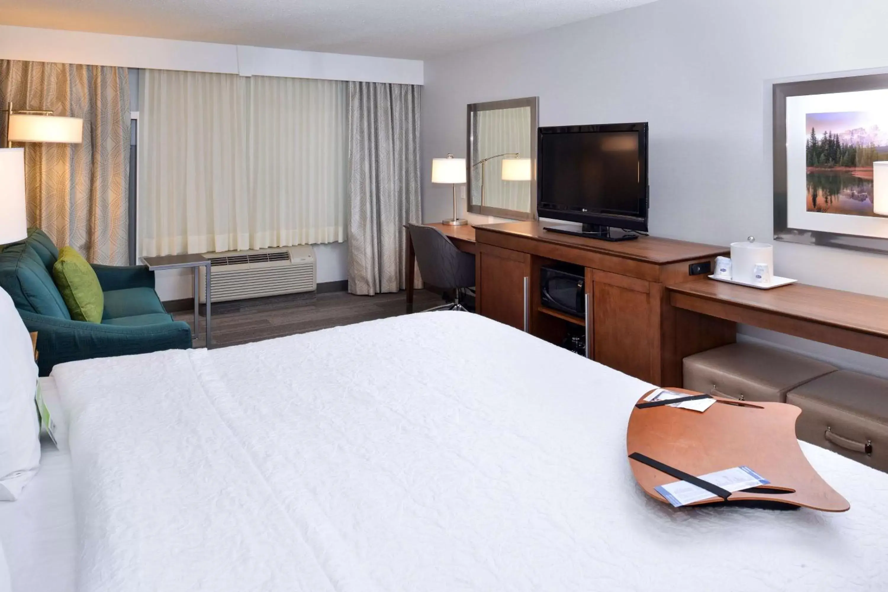 Bed in Hampton Inn & Suites by Hilton Calgary University NW