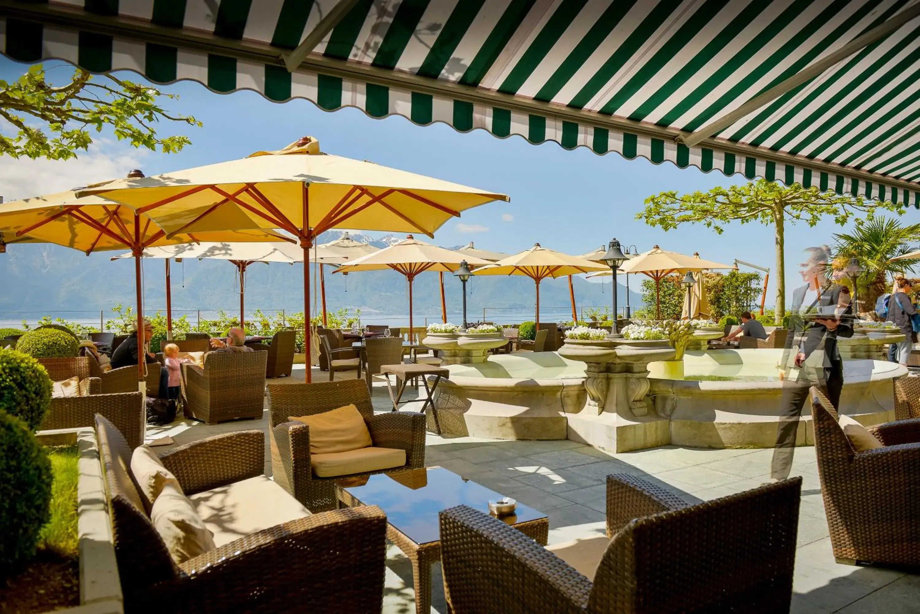 Patio, Restaurant/Places to Eat in Hotel Des Trois Couronnes & Spa - The Leading Hotels of the World