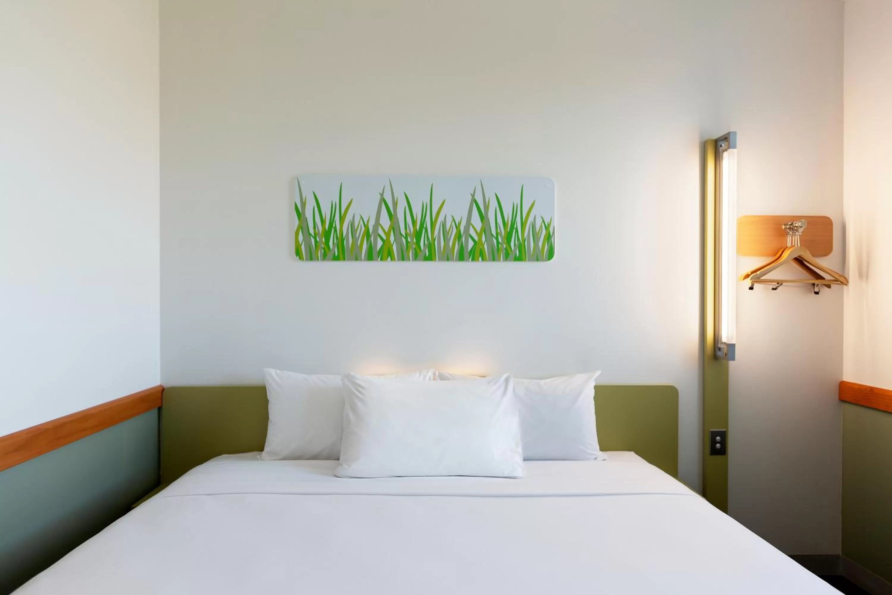 Photo of the whole room, Bed in ibis Budget Auckland Airport
