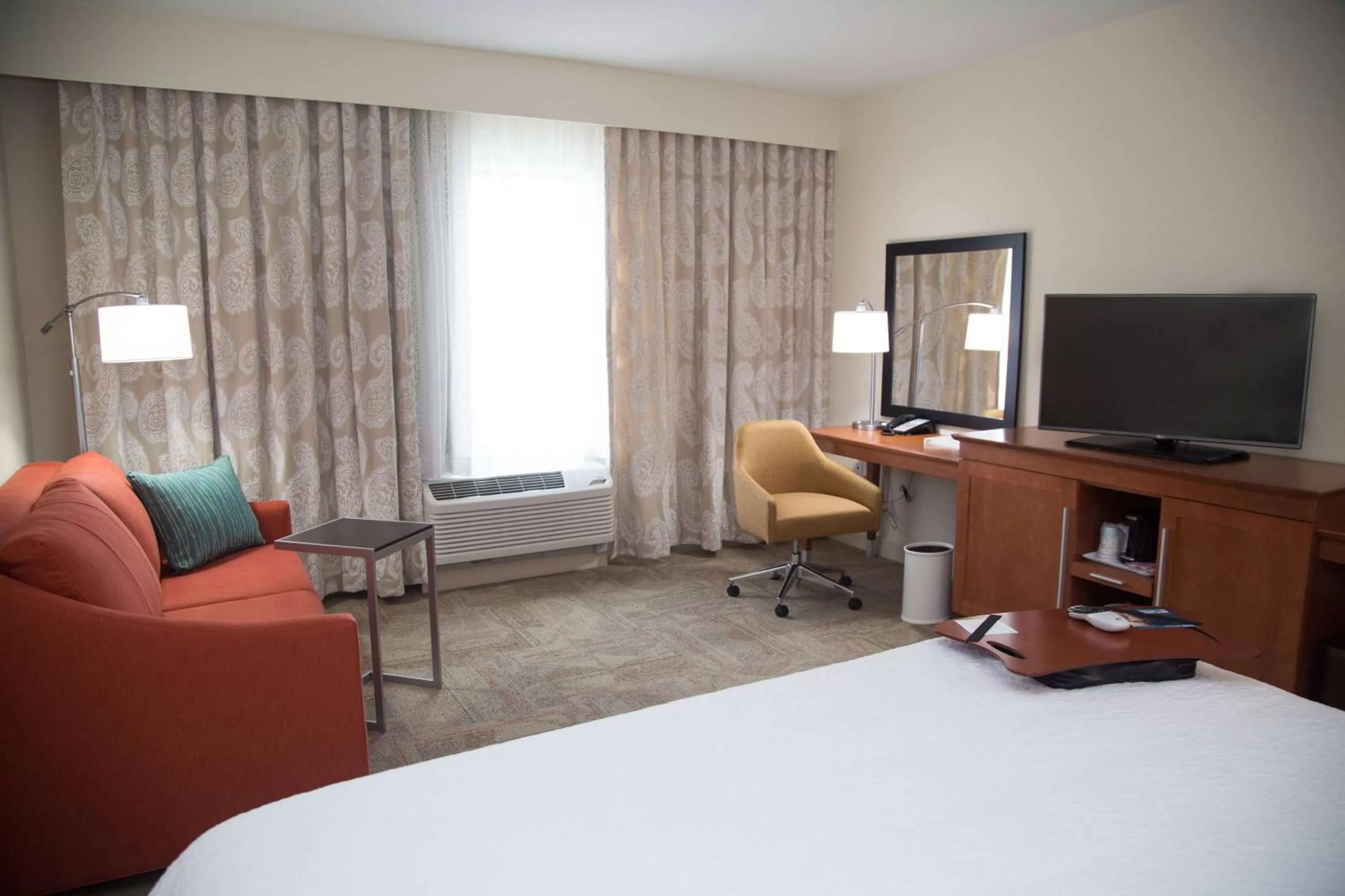 Bed in Hampton Inn and Suites by Hilton McKinney