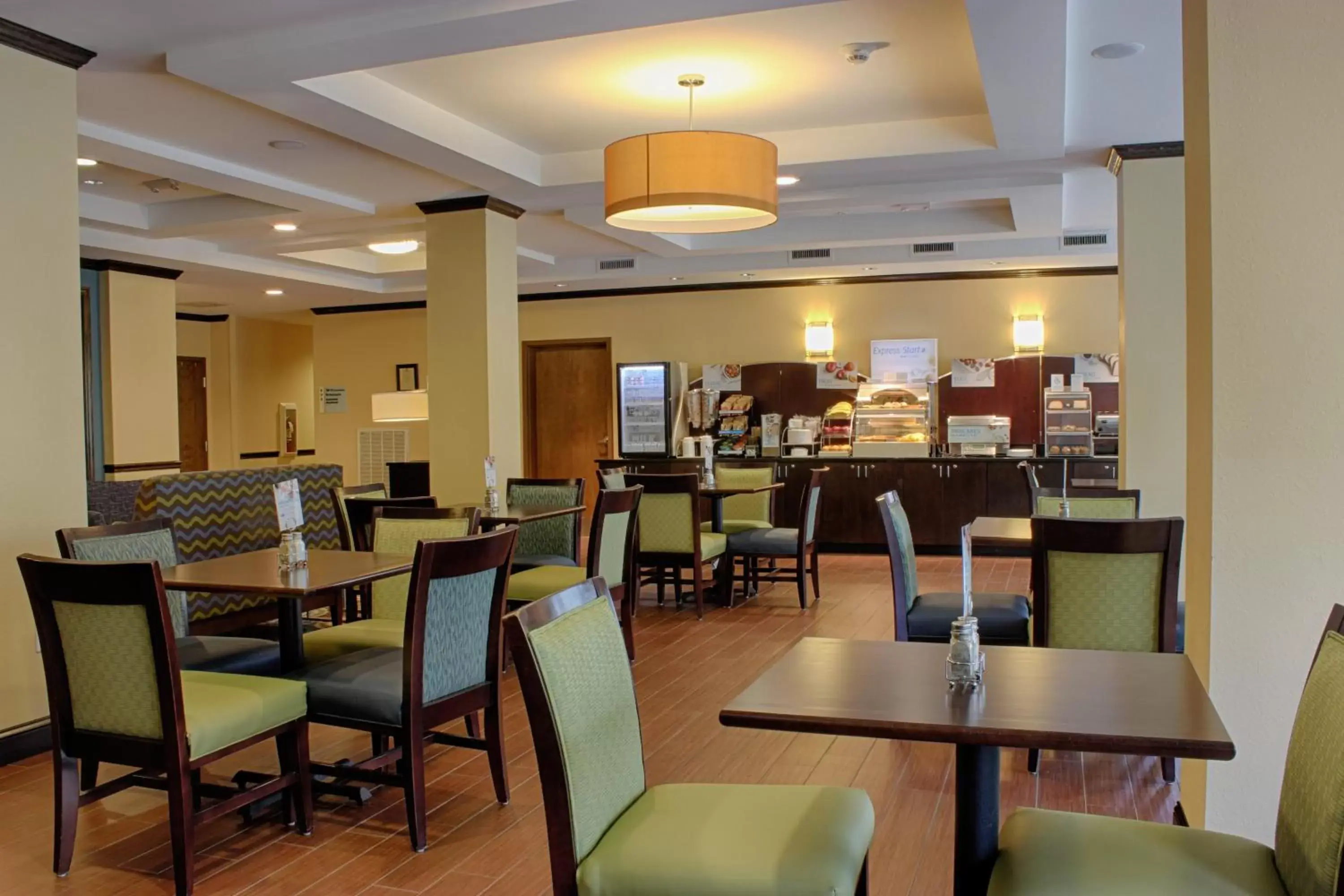 Breakfast, Restaurant/Places to Eat in Holiday Inn Express & Suites Lebanon, an IHG Hotel