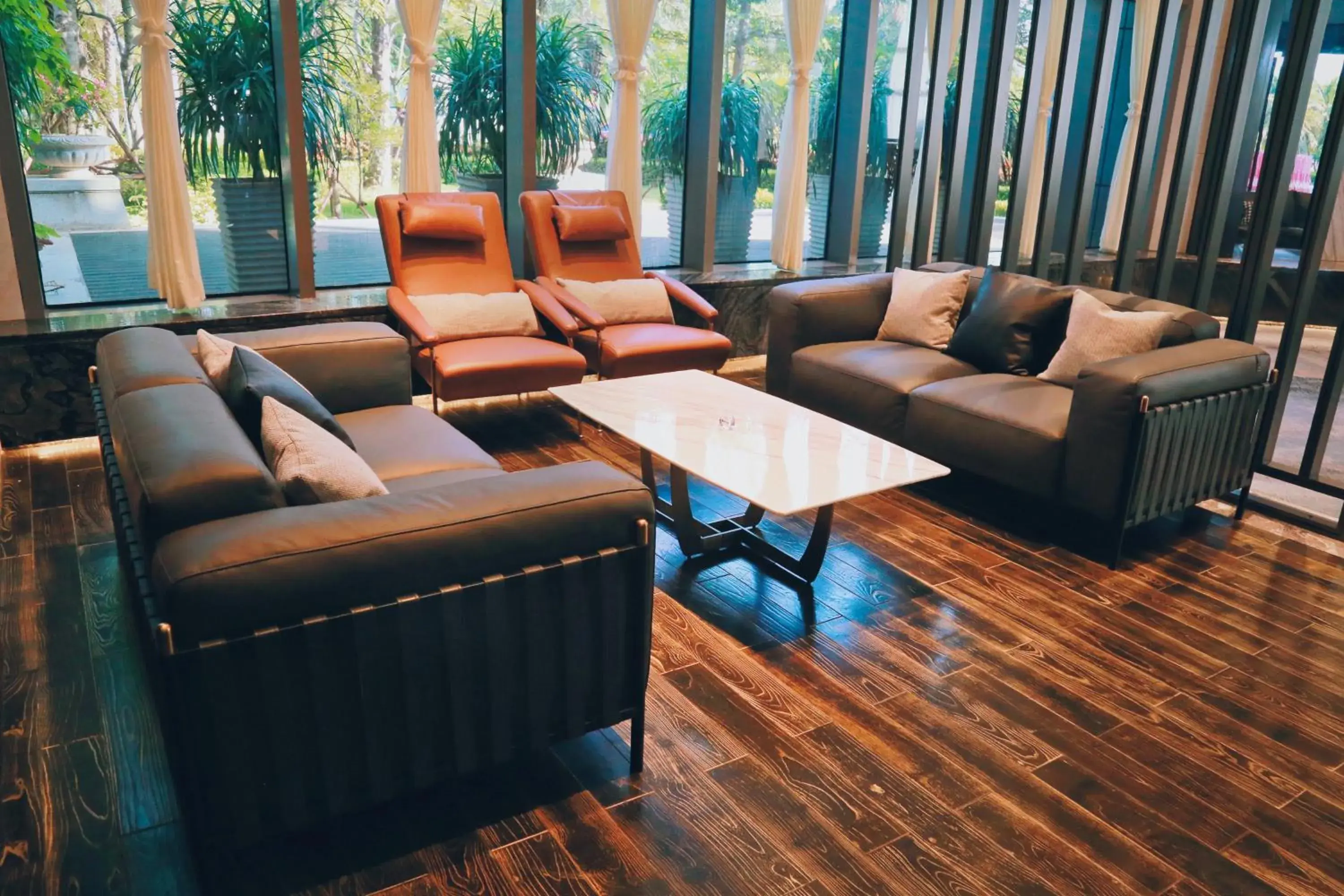 Lounge or bar, Seating Area in Holiday Inn Haikou West Coast, an IHG Hotel