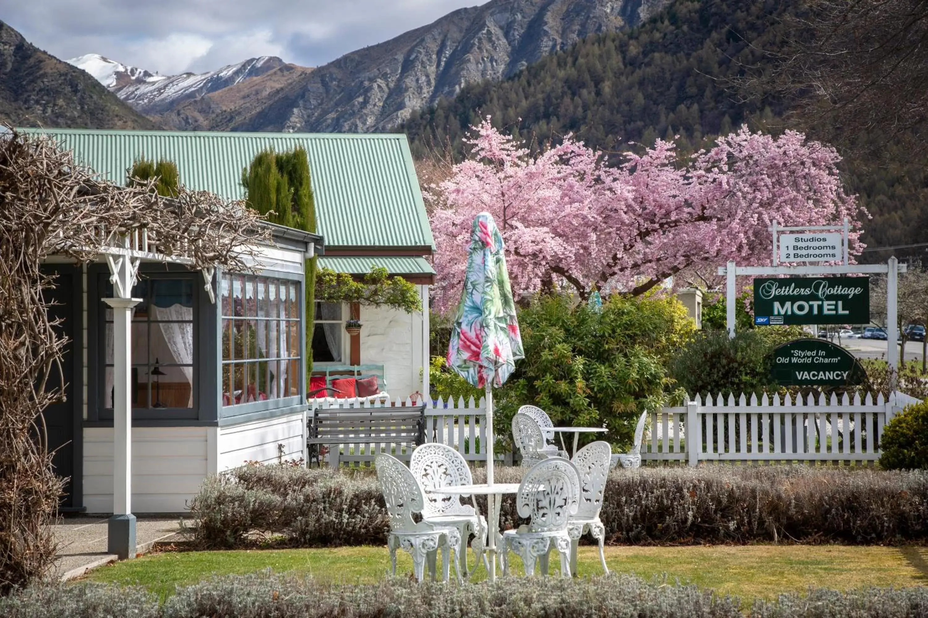 Property Building in Settlers Cottage Motel