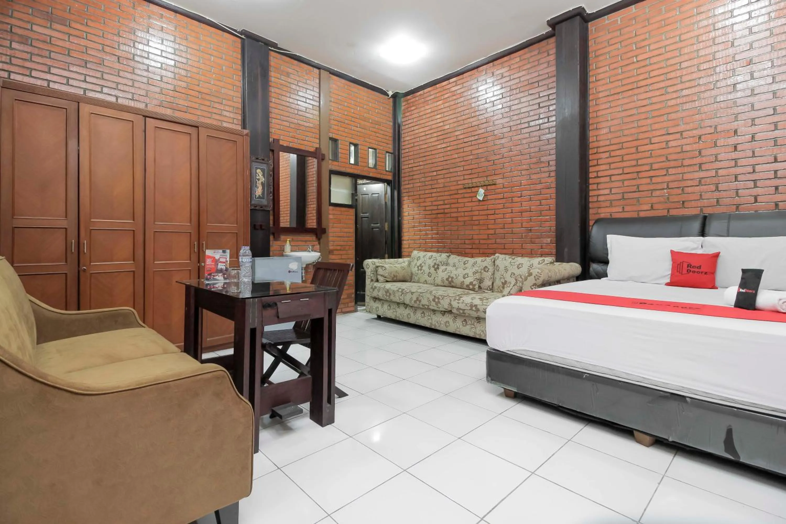 Bedroom, Bed in RedDoorz @ Cilandak Timur