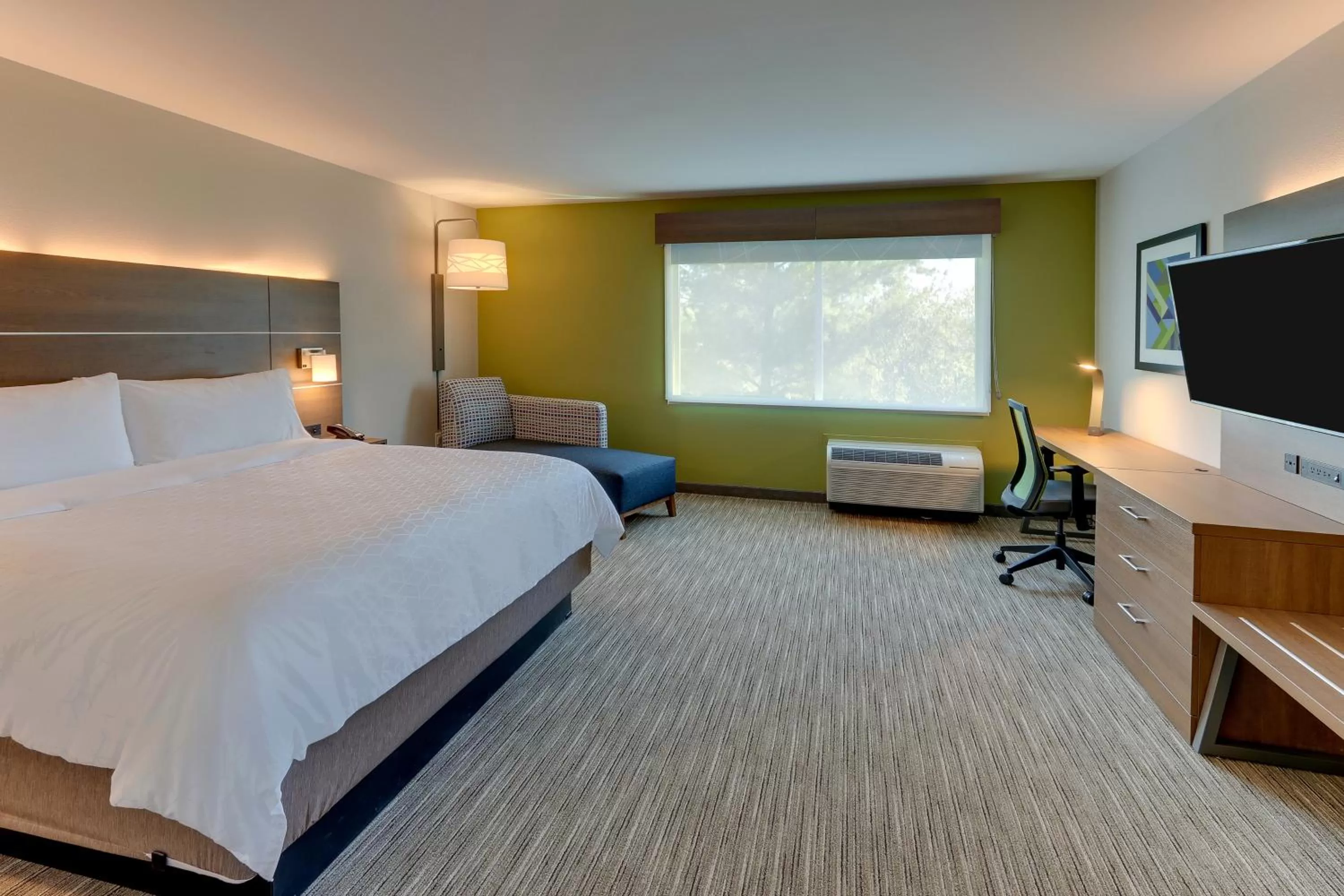 Bed in Holiday Inn Express & Suites - Roanoke – Civic Center