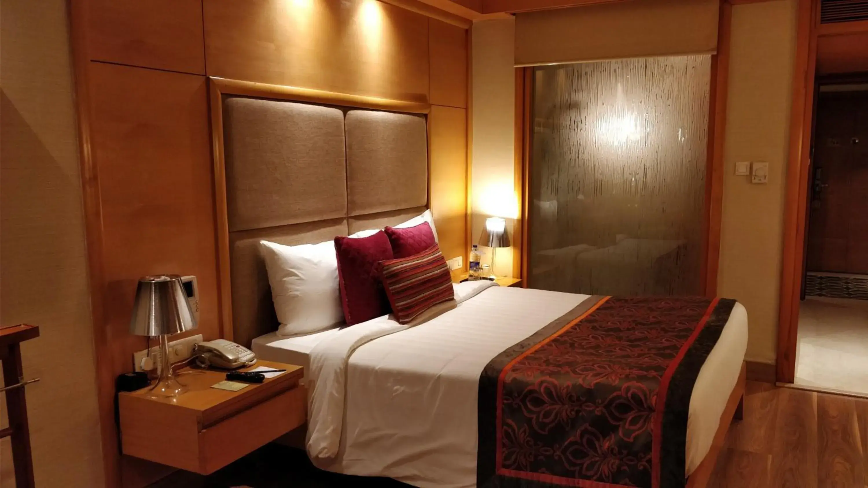 Bedroom, Bed in Jaypee Vasant Continental