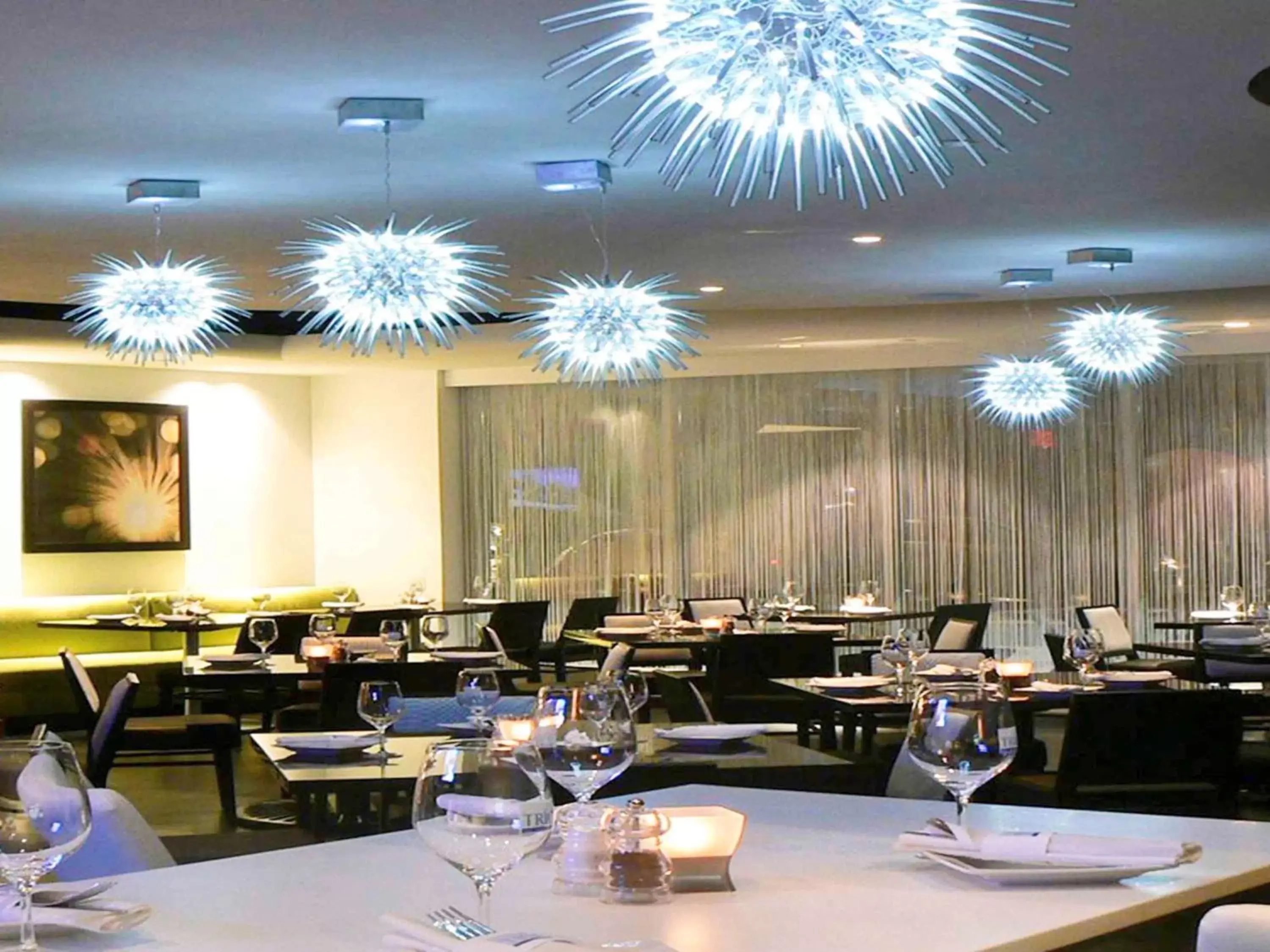 Restaurant/Places to Eat in Novotel Toronto North York