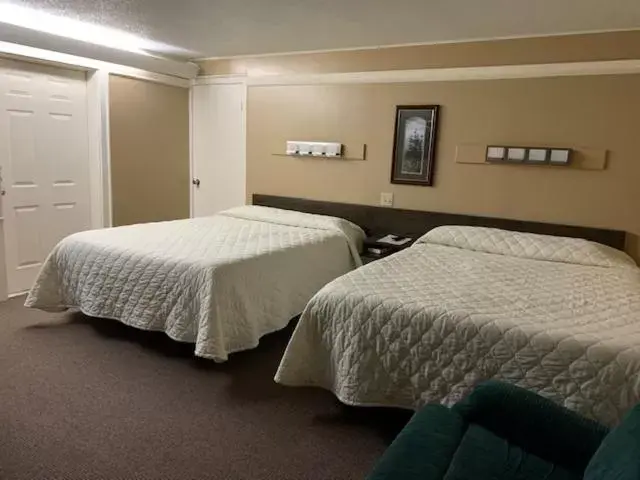 Photo of the whole room, Bed in Carr's Northside Hotel and Cottages