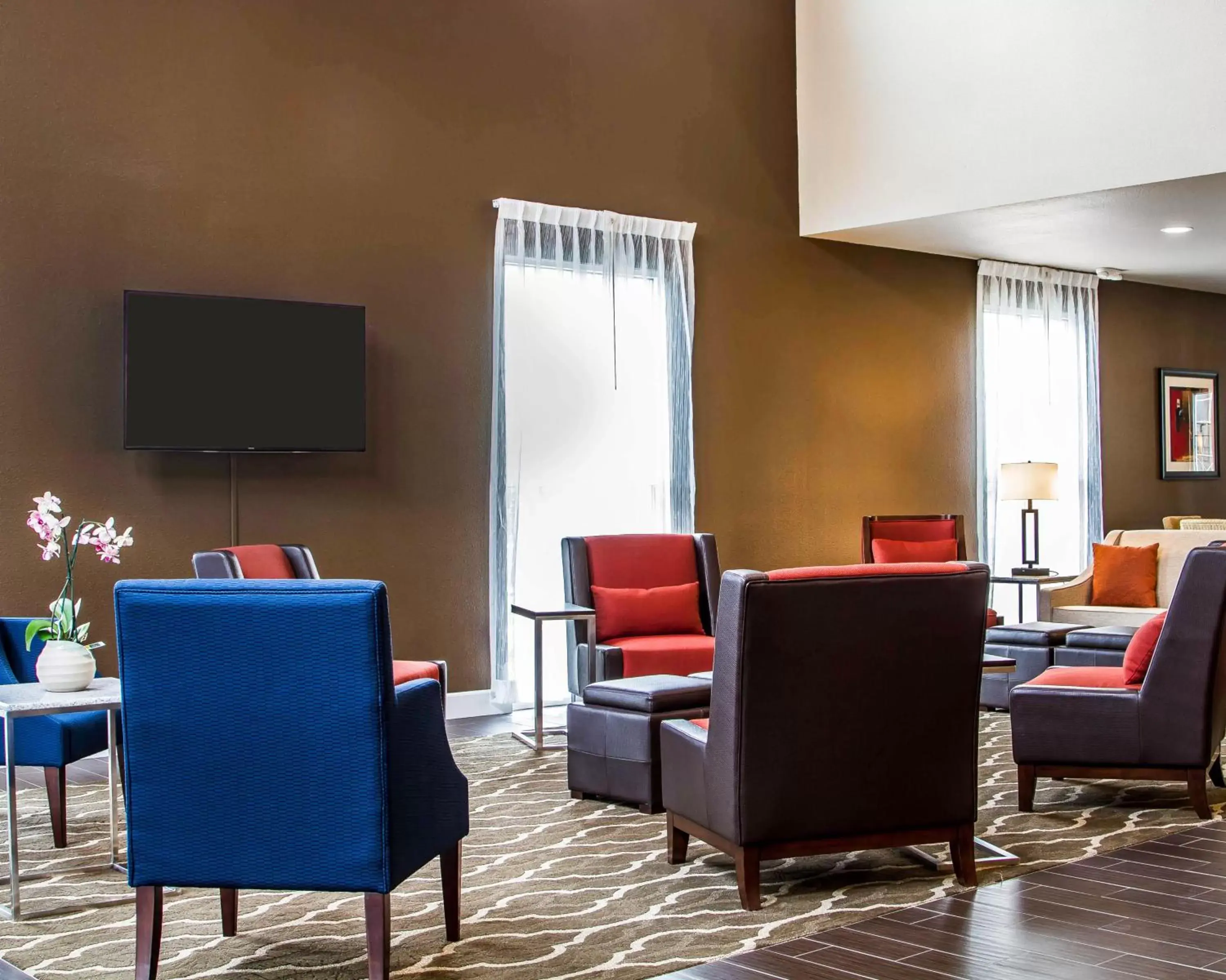 Communal lounge/ TV room, TV/Entertainment Center in Comfort Suites Woodland - Sacramento Airport