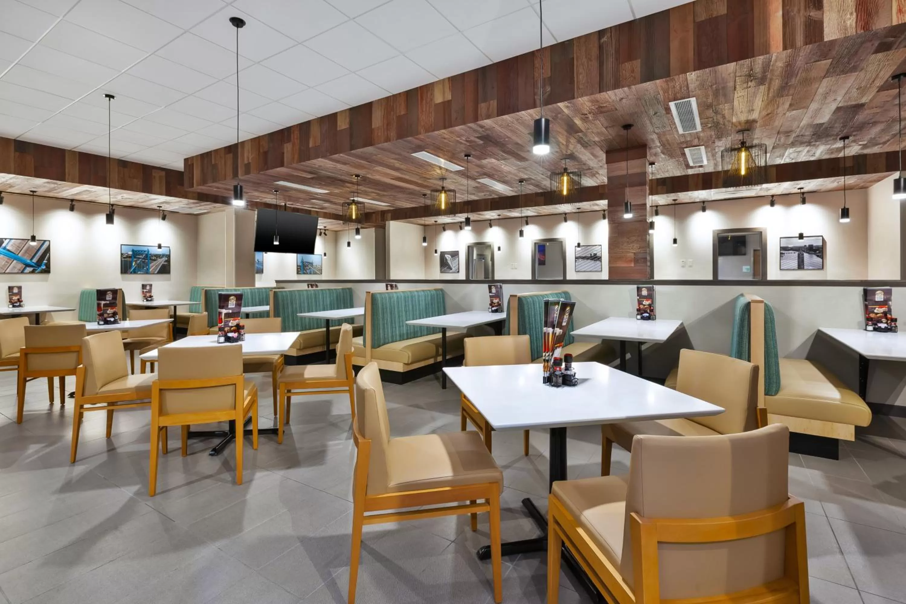 Restaurant/places to eat in Holiday Inn & Suites - Toledo Southwest - Perrysburg by IHG