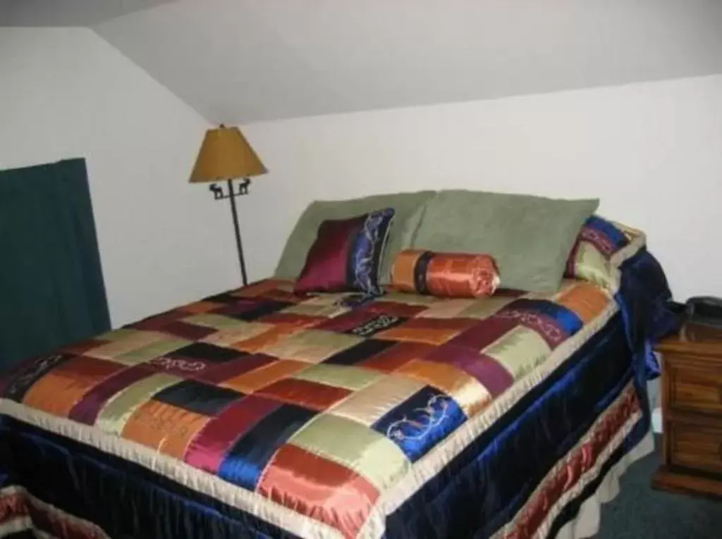Bedroom, Bed in Pine Tree Inn