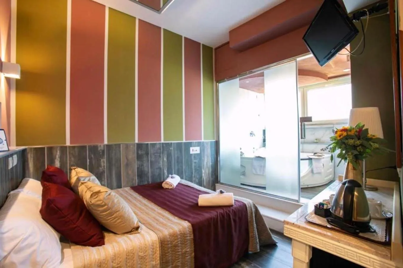 Hot Tub, Bed in Hotel San Paolo