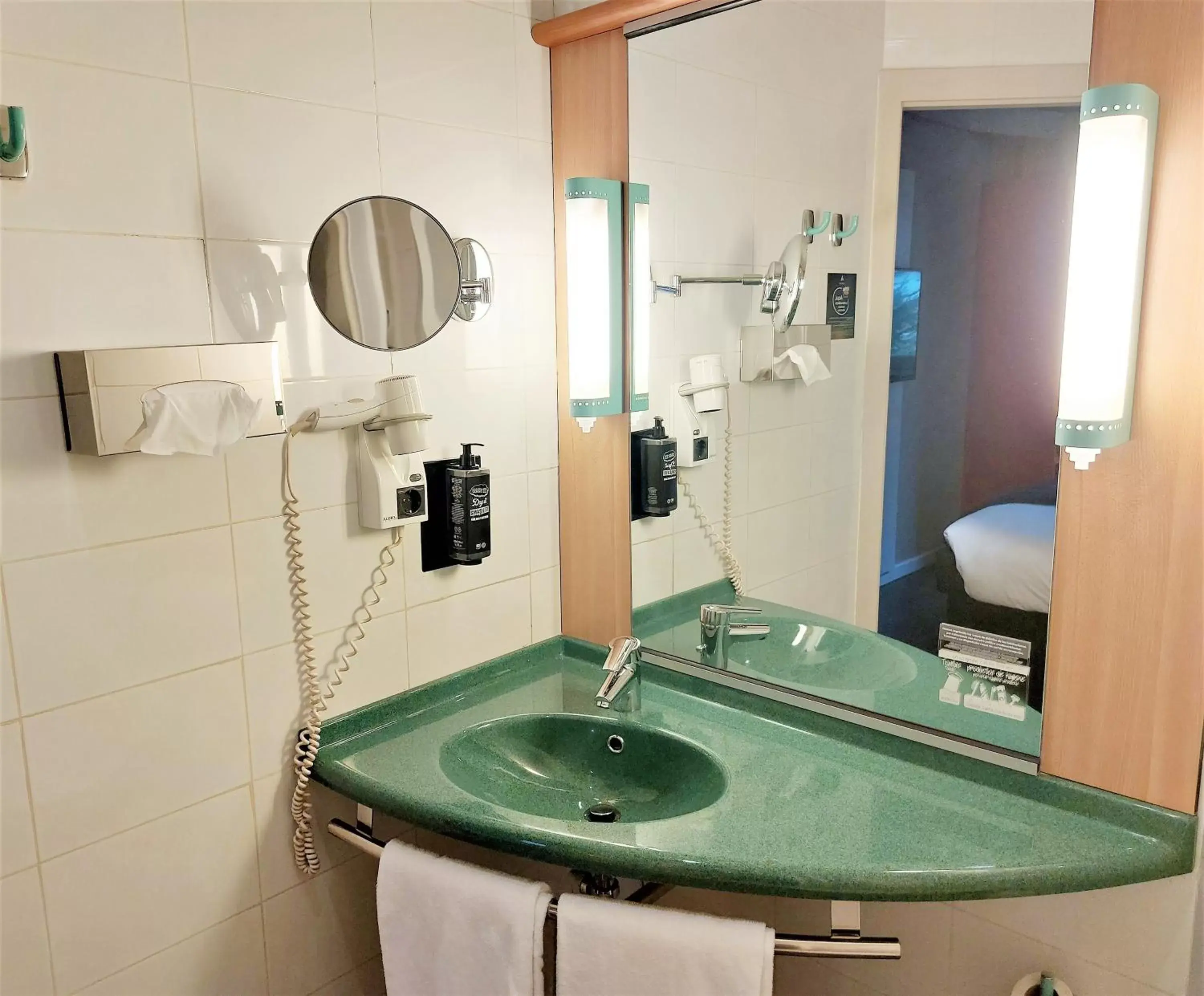 Bathroom in Ibis Valencia Bonaire Aeropuerto