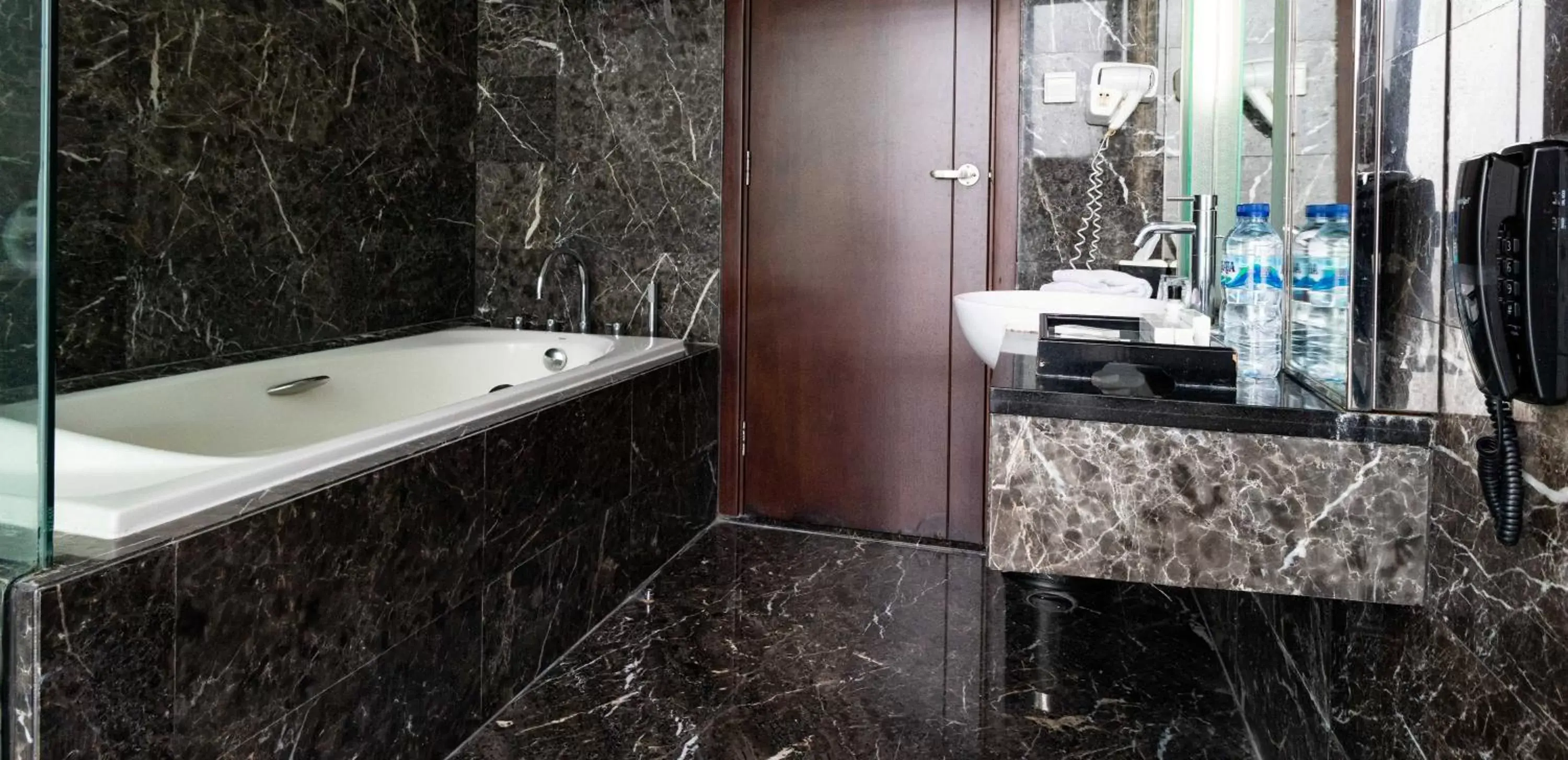 Shower, Bathroom in Cambridge Hotel Medan