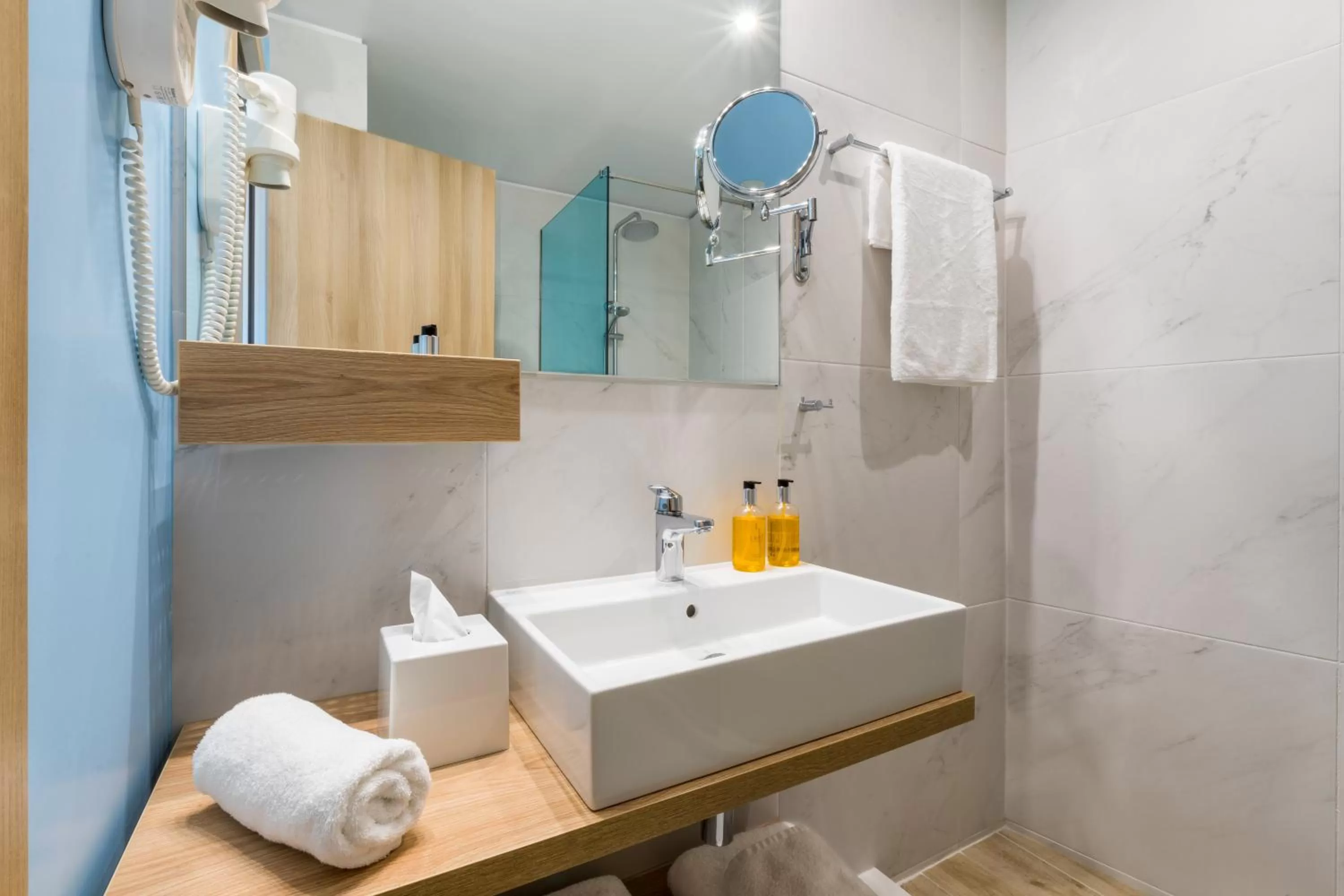 Shower in ibis Styles Athens Routes