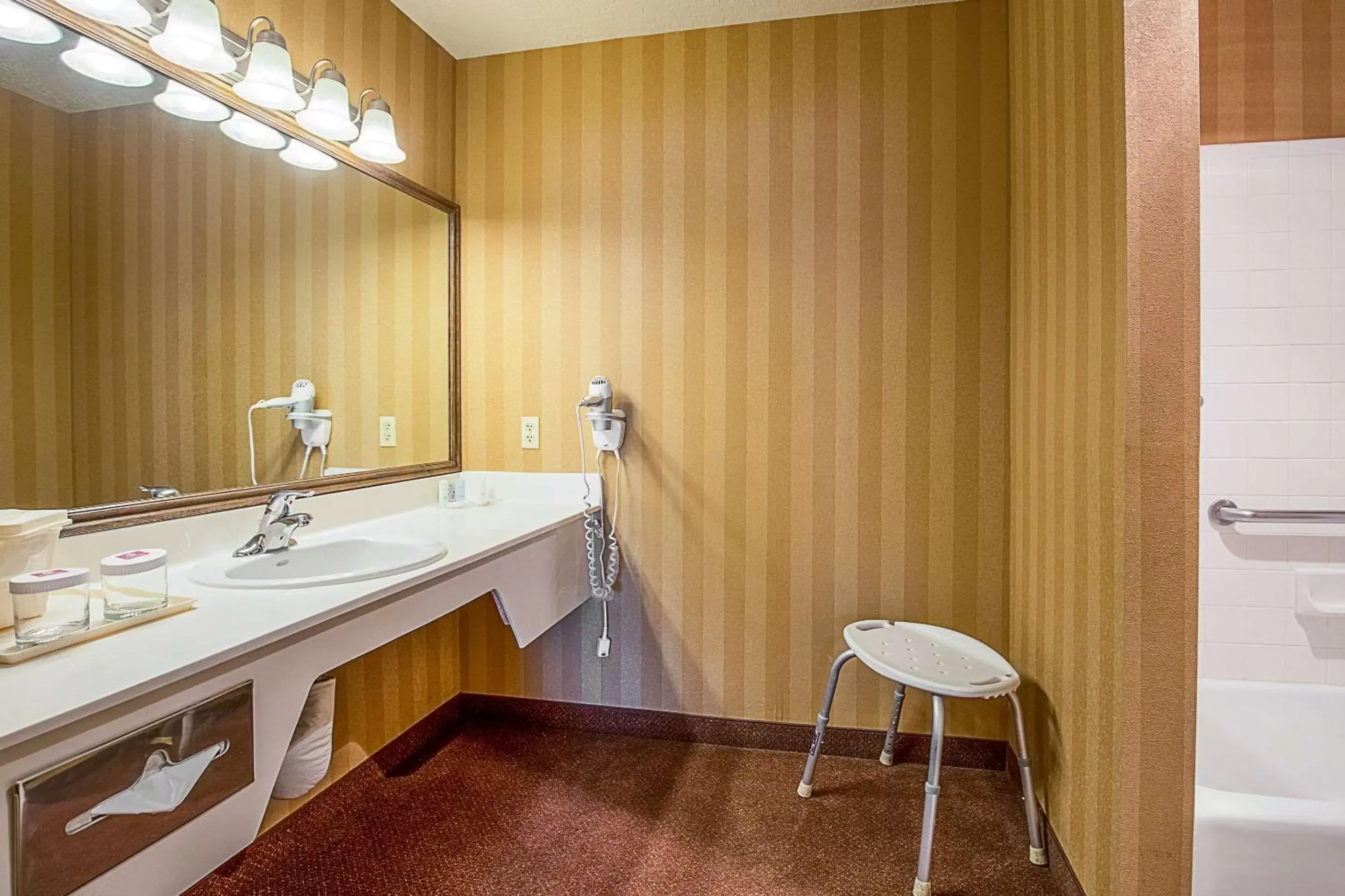 Photo of the whole room, Bathroom in Clarion Suites St George - Convention Center Area