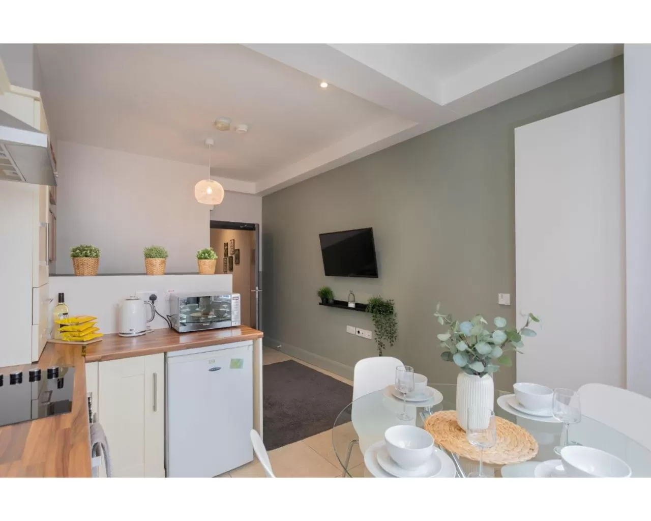 Living room, Kitchen/Kitchenette in Central Belfast Apartments Camden Street