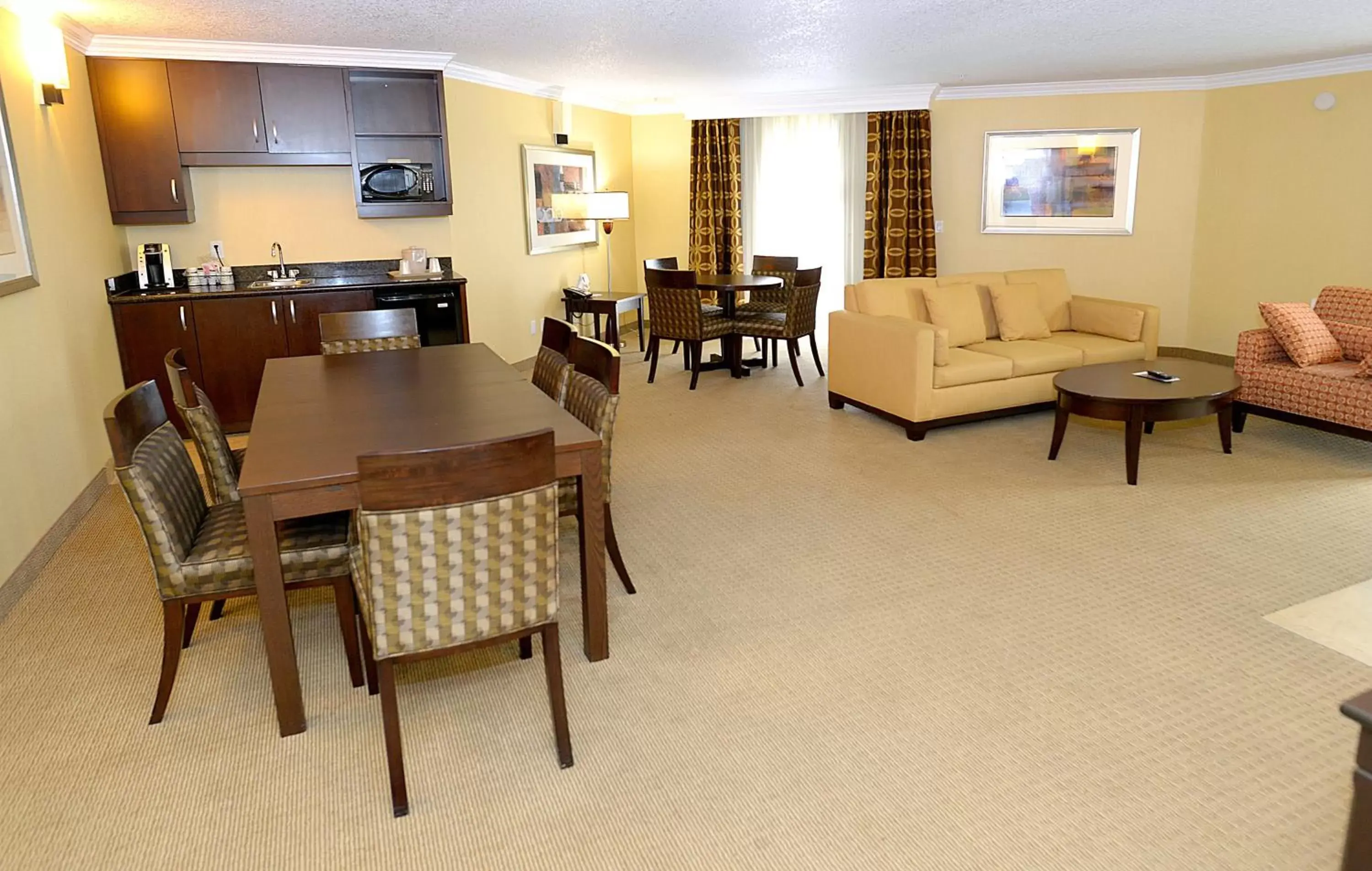 Photo of the whole room, Restaurant/Places to Eat in Holiday Inn & Suites San Mateo - SFO, an IHG Hotel