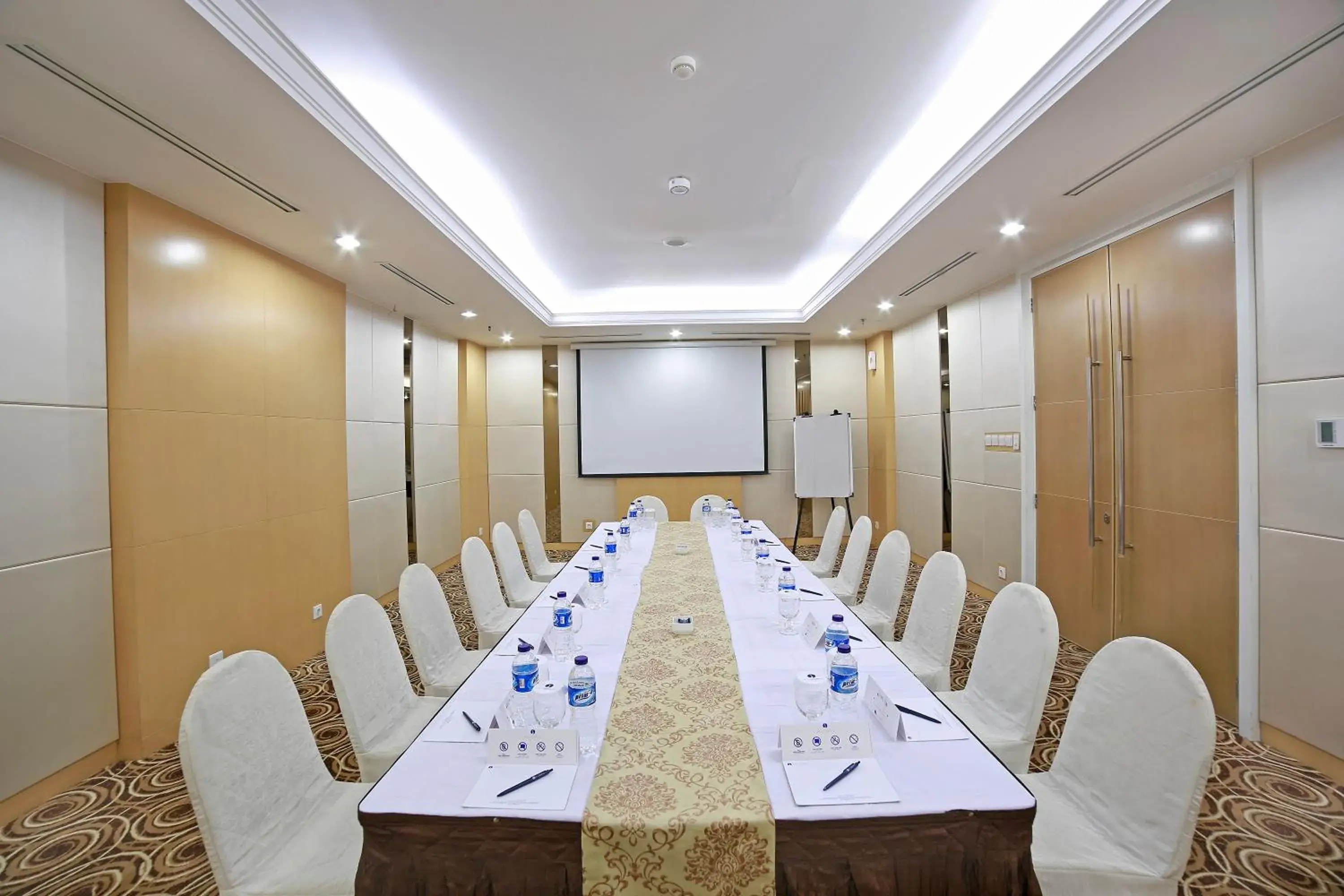 Meeting/conference room in All Sedayu Hotel Kelapa Gading