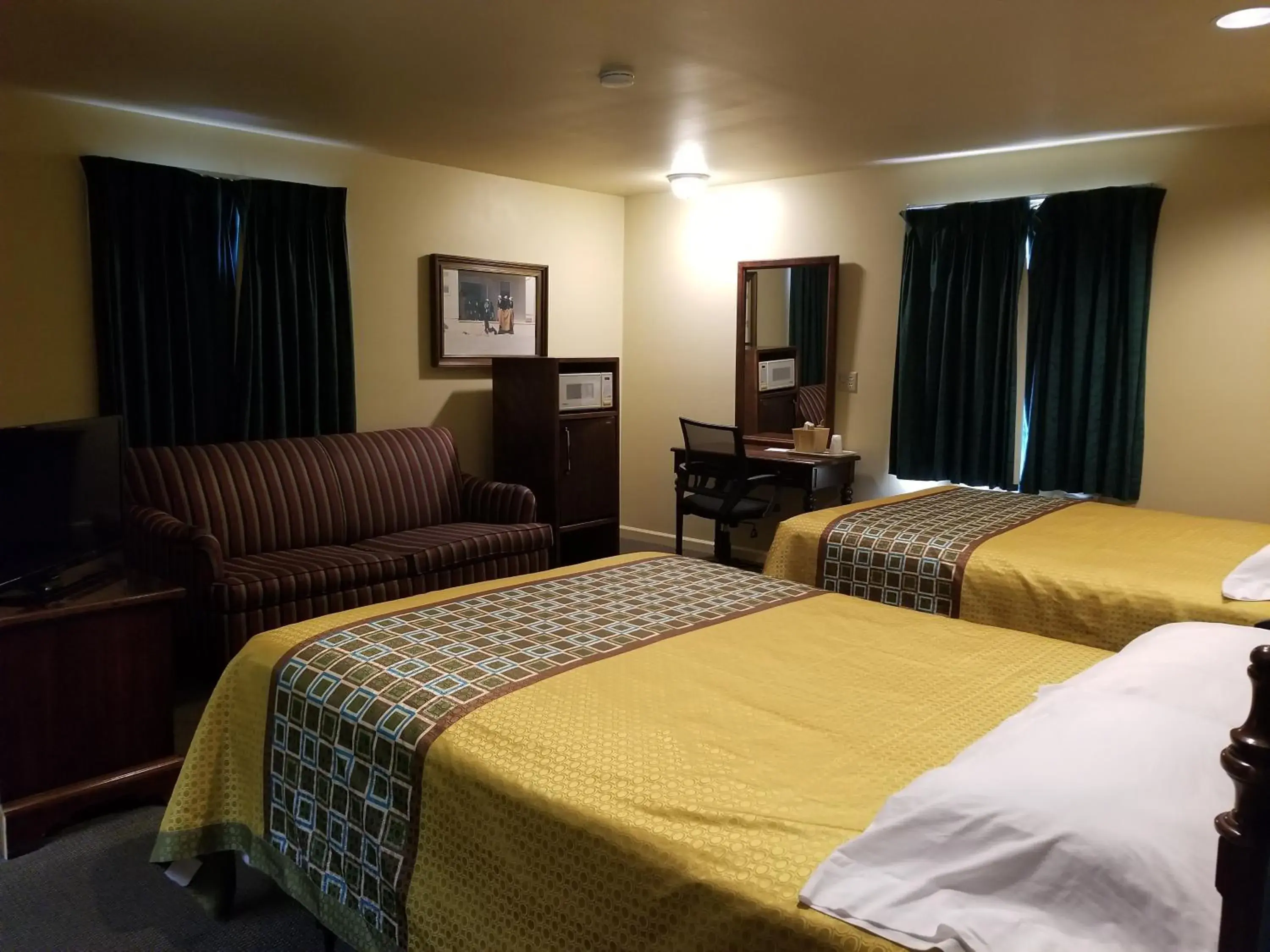 Photo of the whole room, Bed in Classic Inn Lancaster