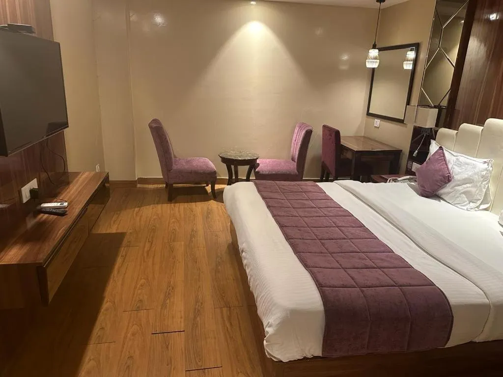 Photo of the whole room, Bed in Airport Hotel Ramhan Palace Mahipalpur