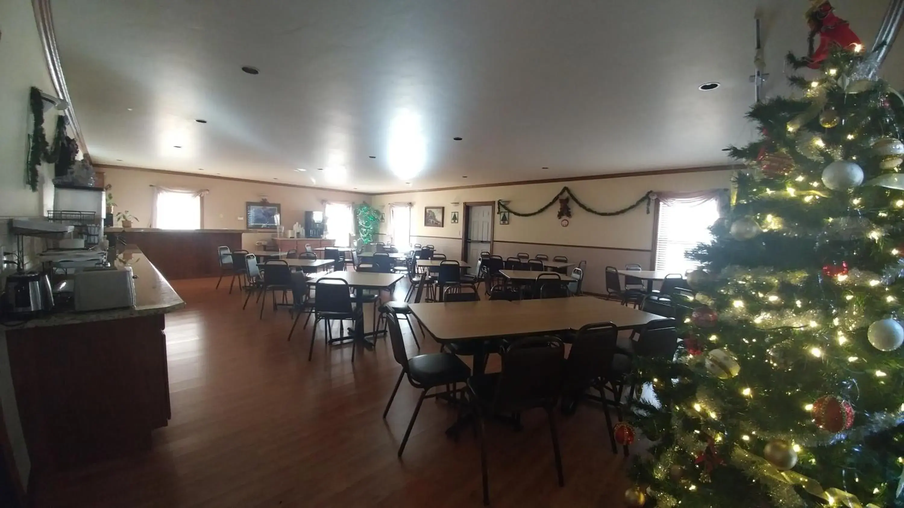 Continental breakfast, Restaurant/Places to Eat in Silver Spruce Inn