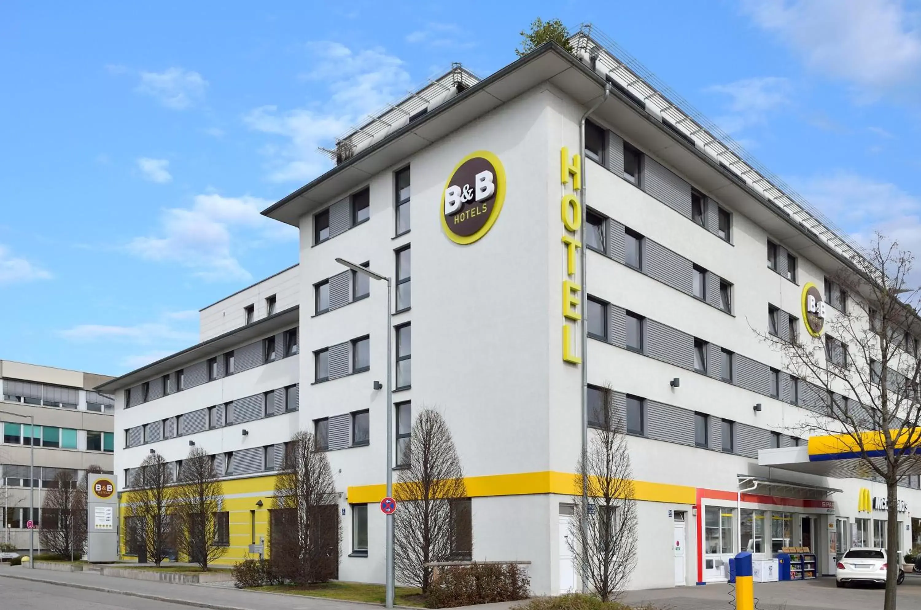 Property Building in B&B Hotel München City-Nord