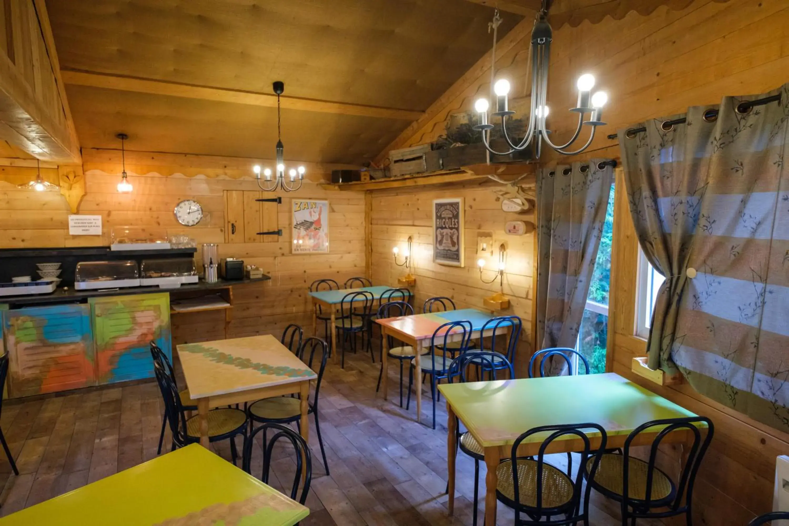 Lounge or bar in Cit'Hotel Le Montreal Lounge or bar in Cit'Hotel Le Montreal