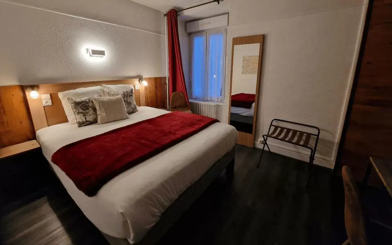 Bed in Logis Central Hôtel & Spa