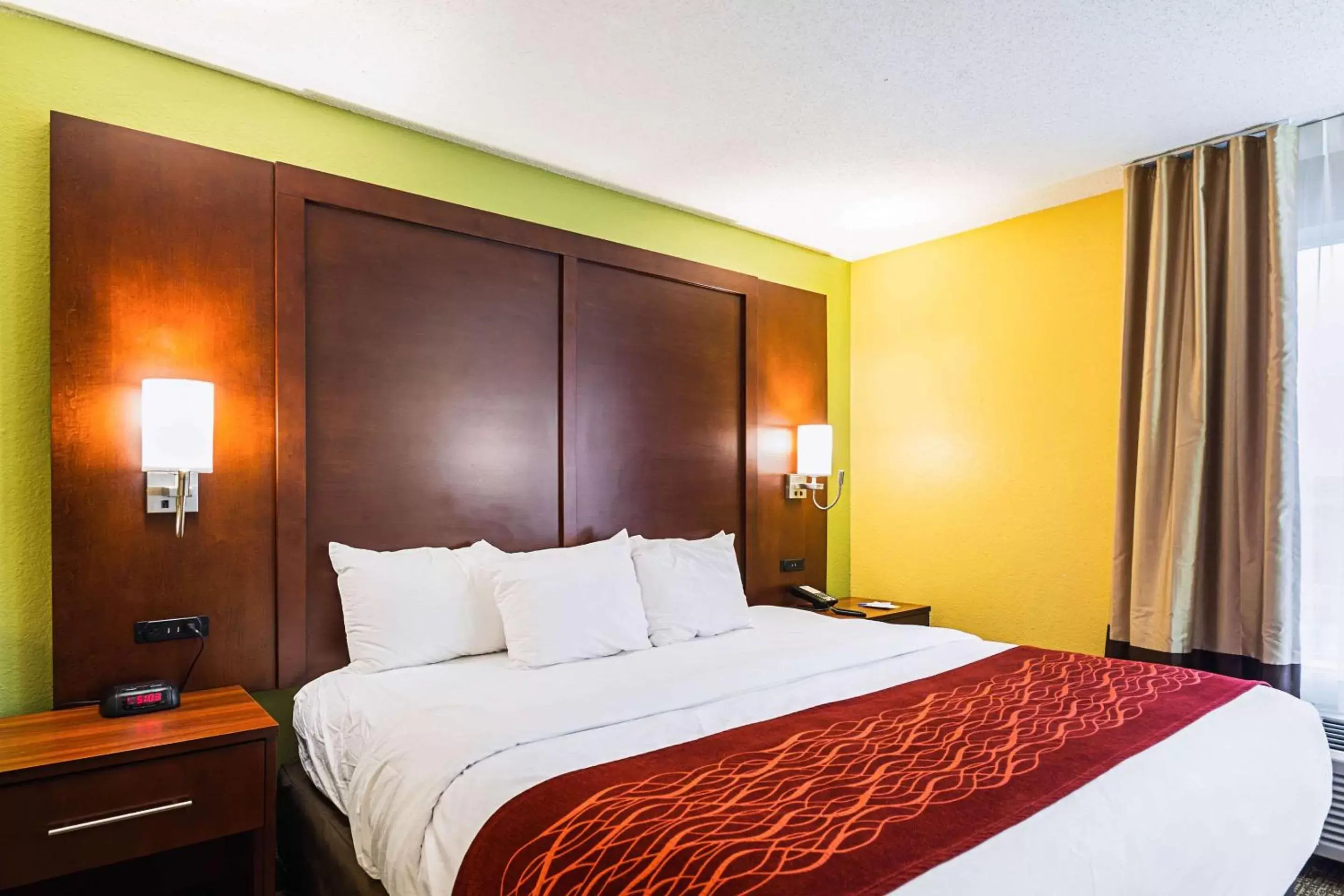 Photo of the whole room, Bed in Comfort Inn & Suites Dayton