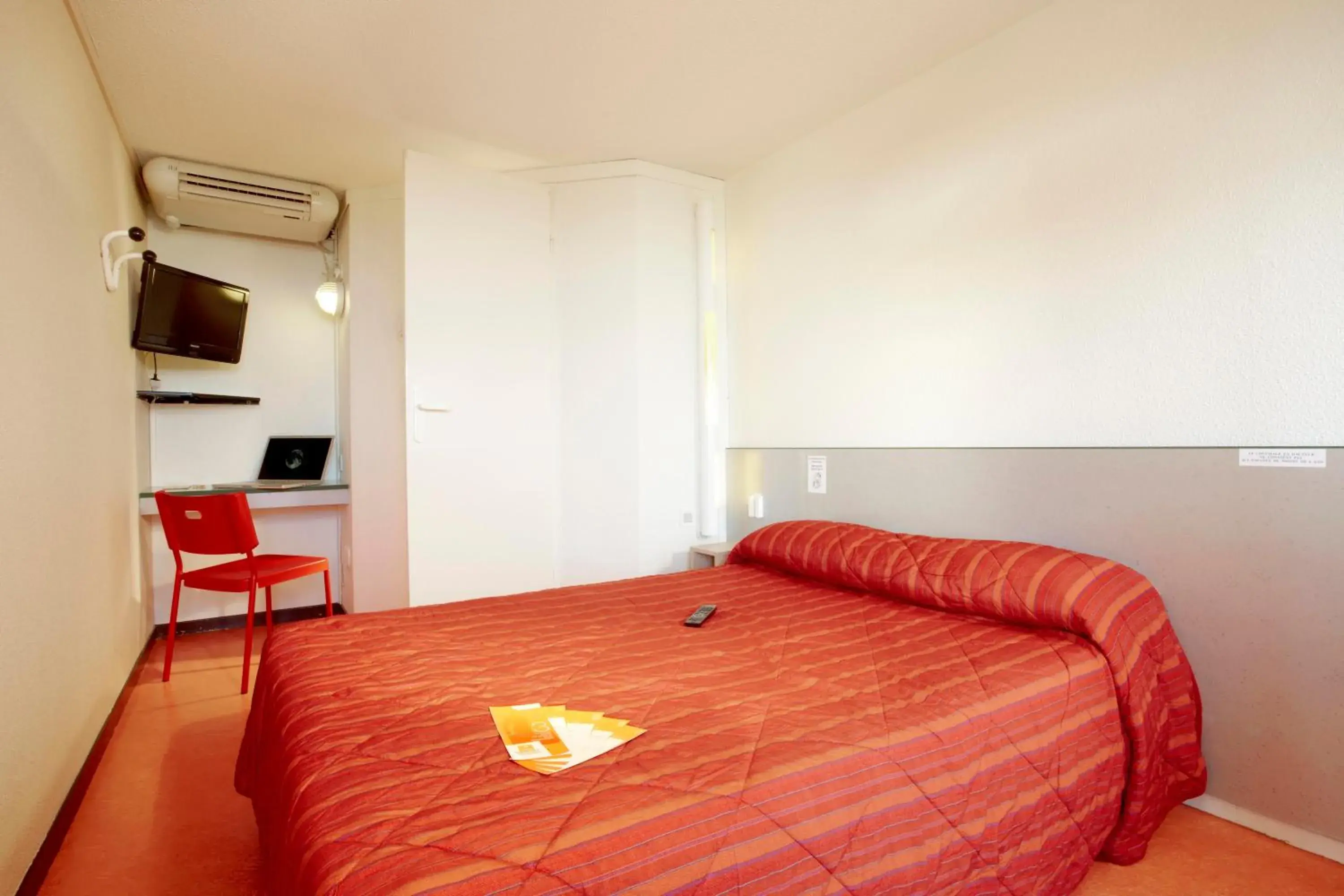 Photo of the whole room, Bed in Premiere Classe Biarritz