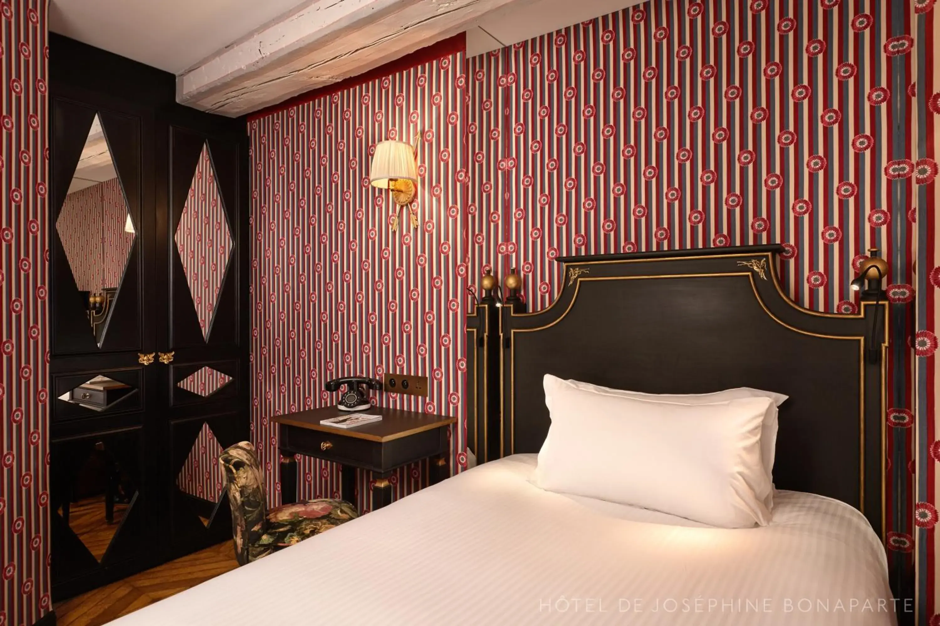 Photo of the whole room, Bed in Hôtel de Joséphine BONAPARTE