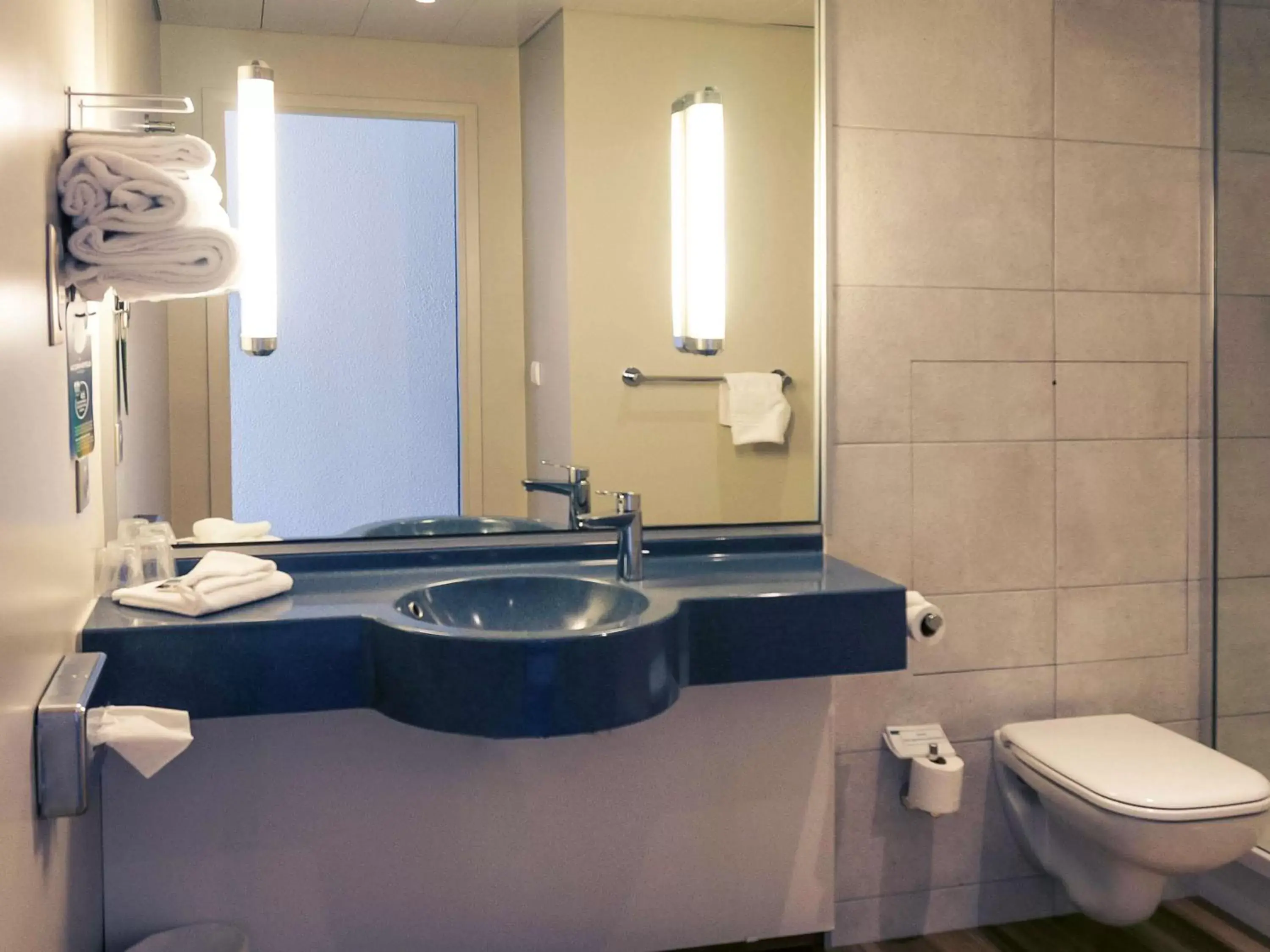 Photo of the whole room, Bathroom in Hôtel Mercure Lille Aéroport