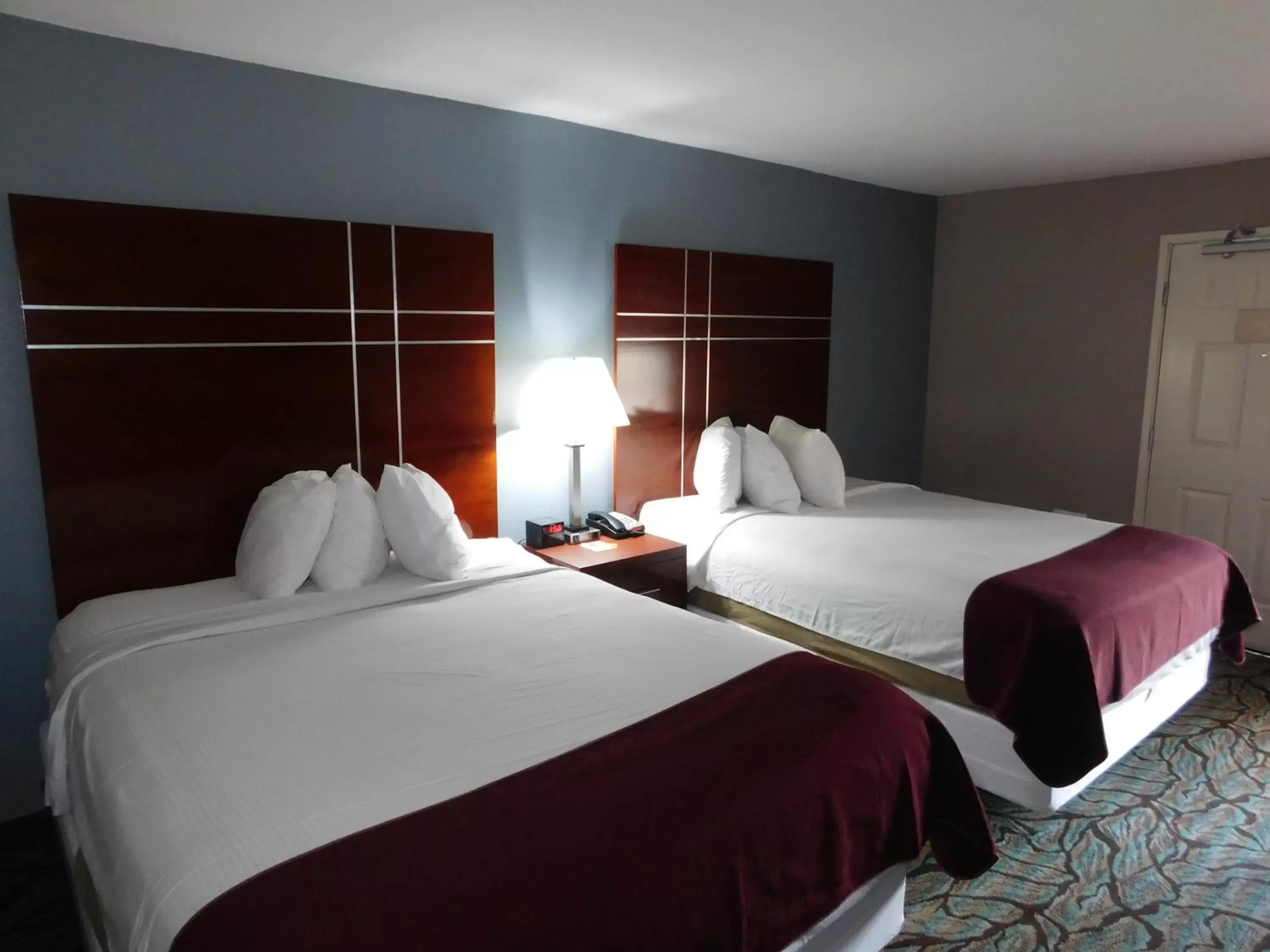 Bedroom, Bed in Days Inn by Wyndham West Des Moines - Clive