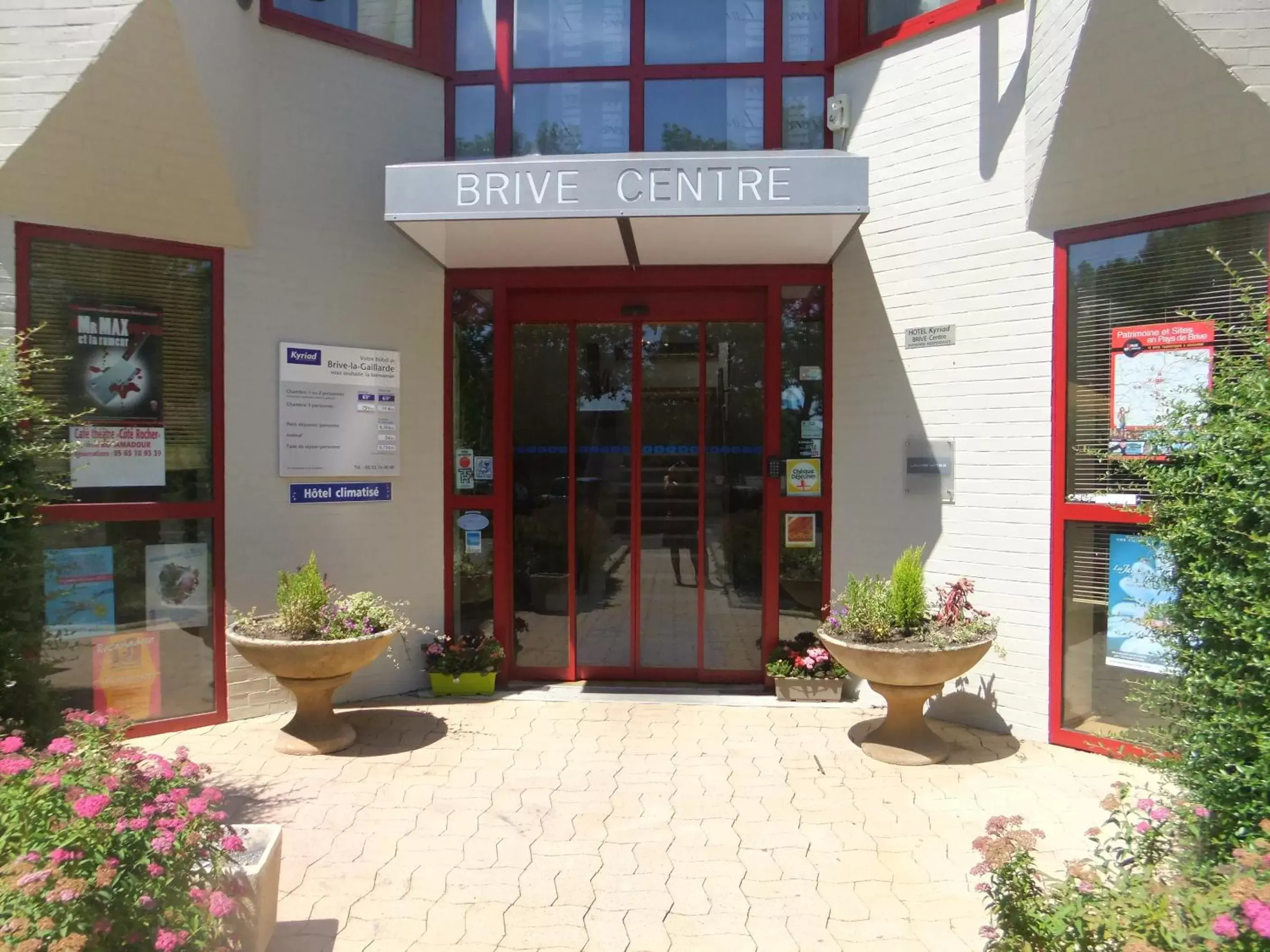 Facade/entrance in Hotel Restaurant Kyriad Brive Centre