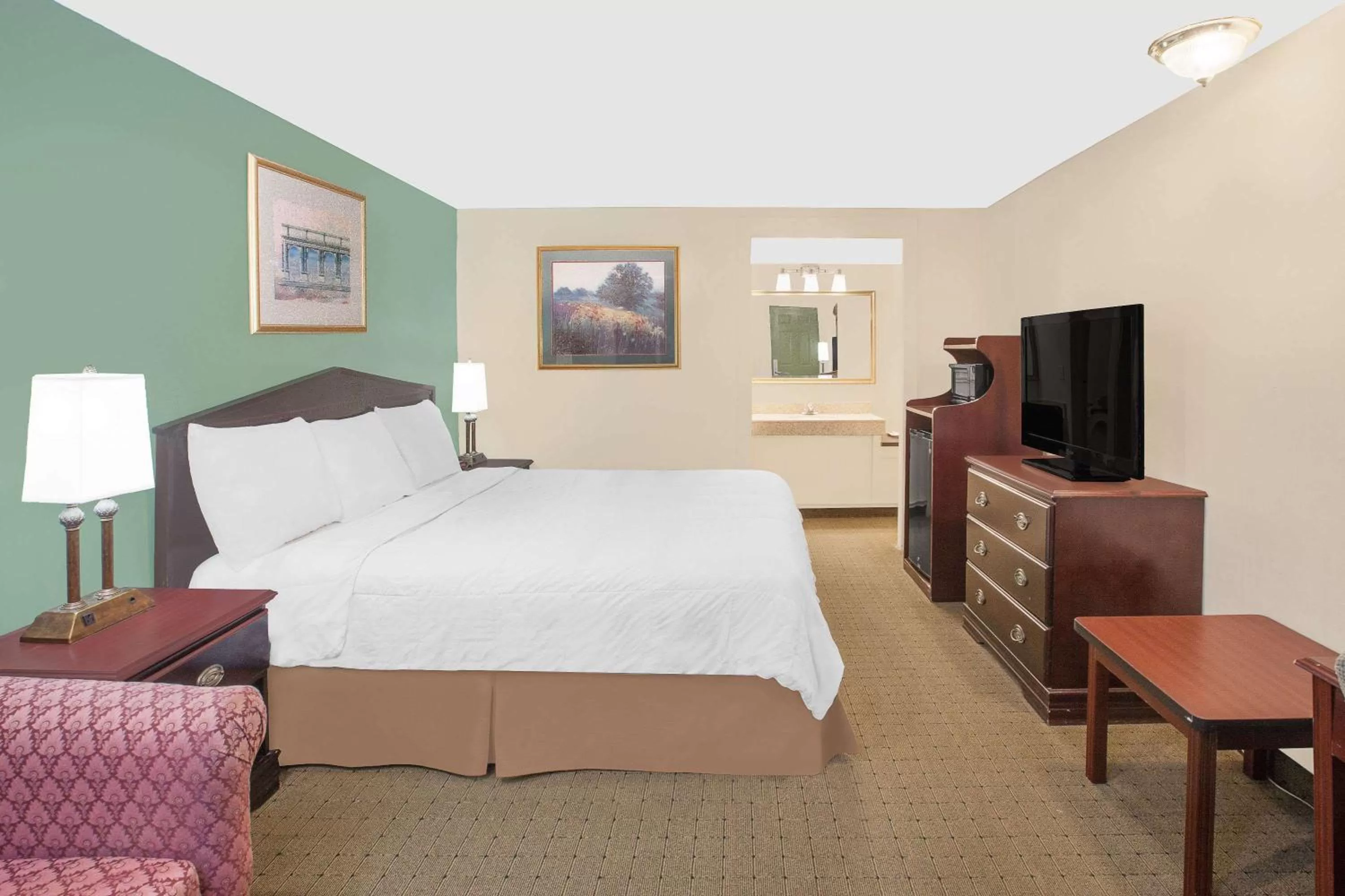 Photo of the whole room, Bed in Knights Inn - Battle Creek