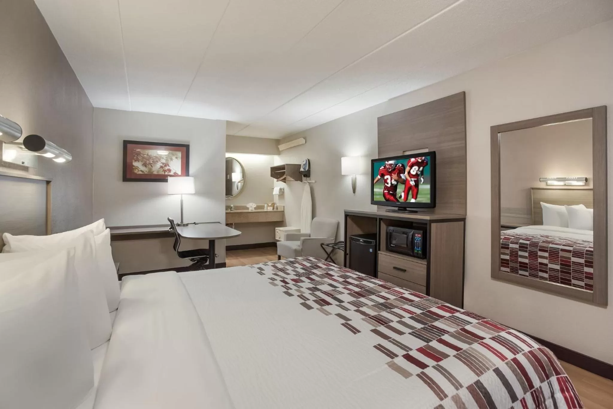 Photo of the whole room, Bed in Red Roof Inn Philadelphia - Trevose