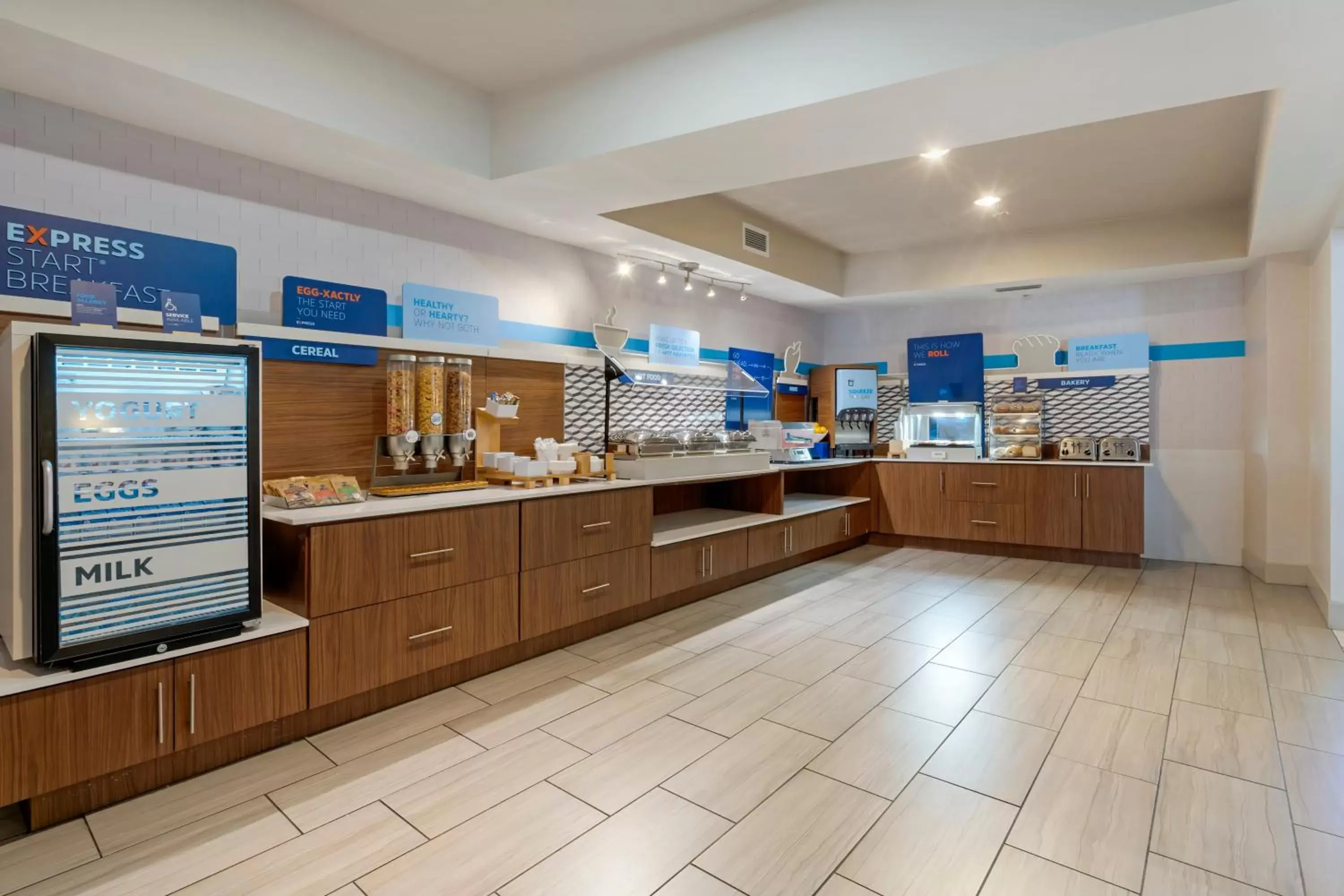 Breakfast, Kitchen/Kitchenette in Holiday Inn Express Hotel & Suites - The Villages, an IHG Hotel