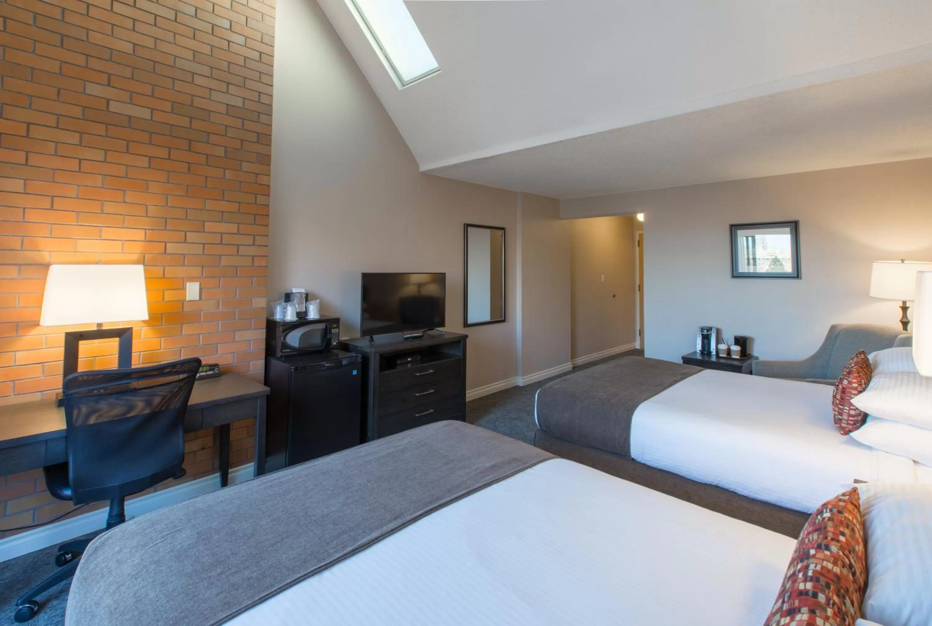 Bedroom, Bed in The Embassy Inn