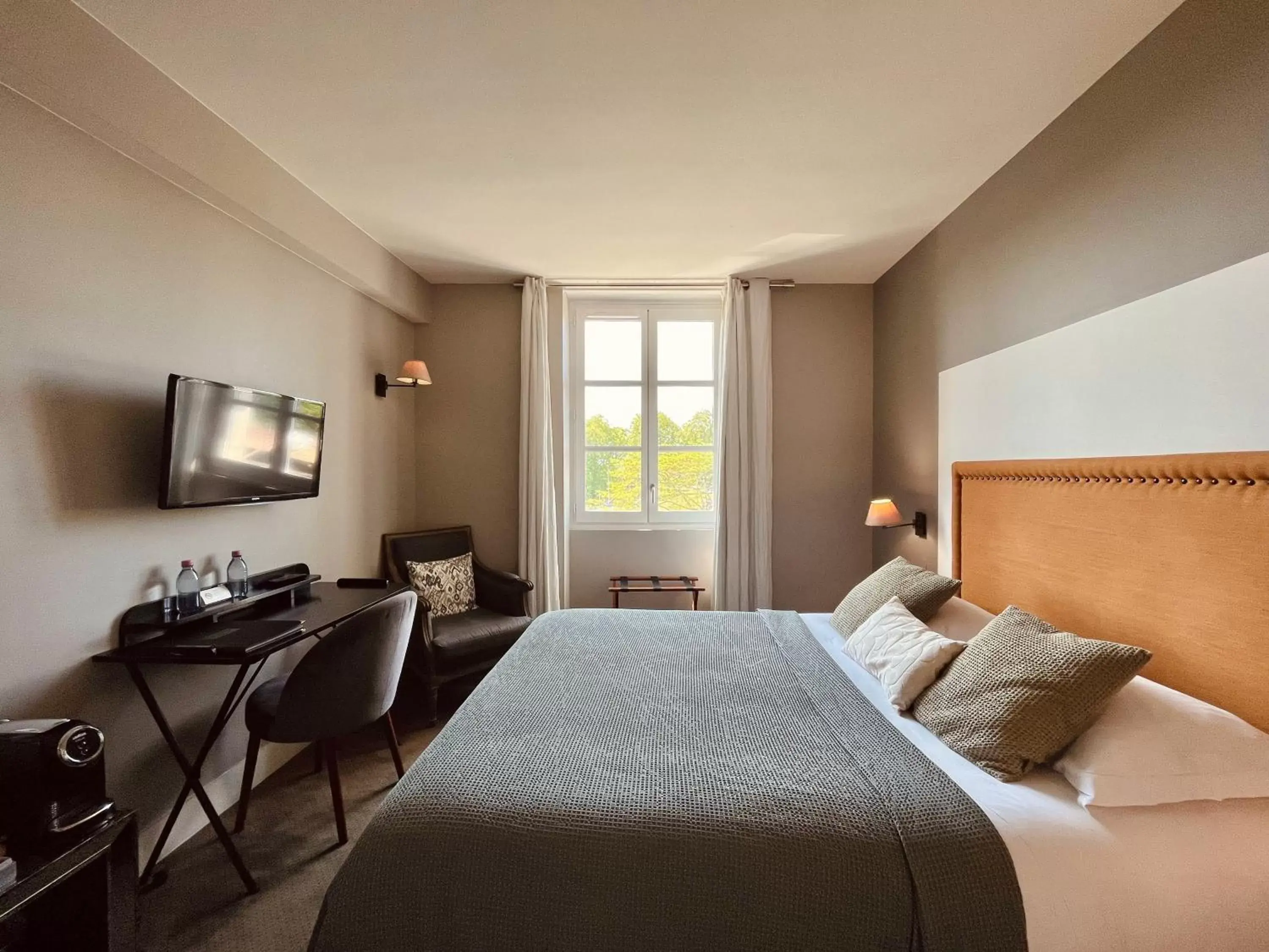 Bedroom in Hôtel des Basses Pyrénées - Bayonne