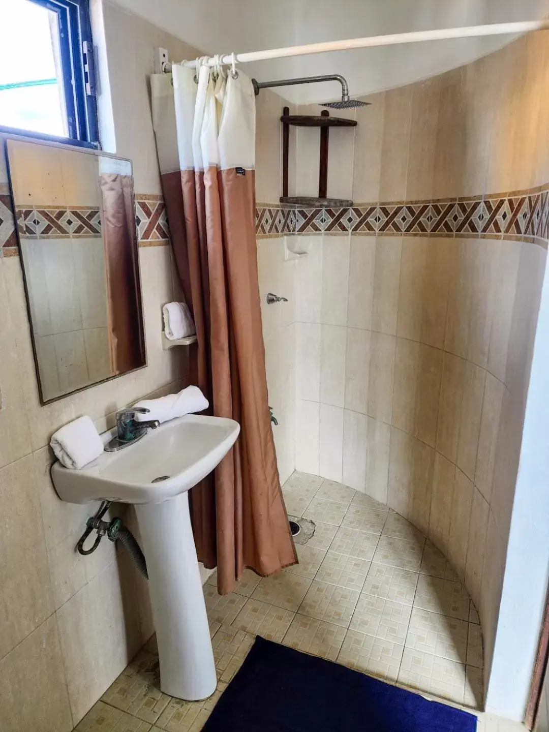Shower, Bathroom in Fitz-Mar