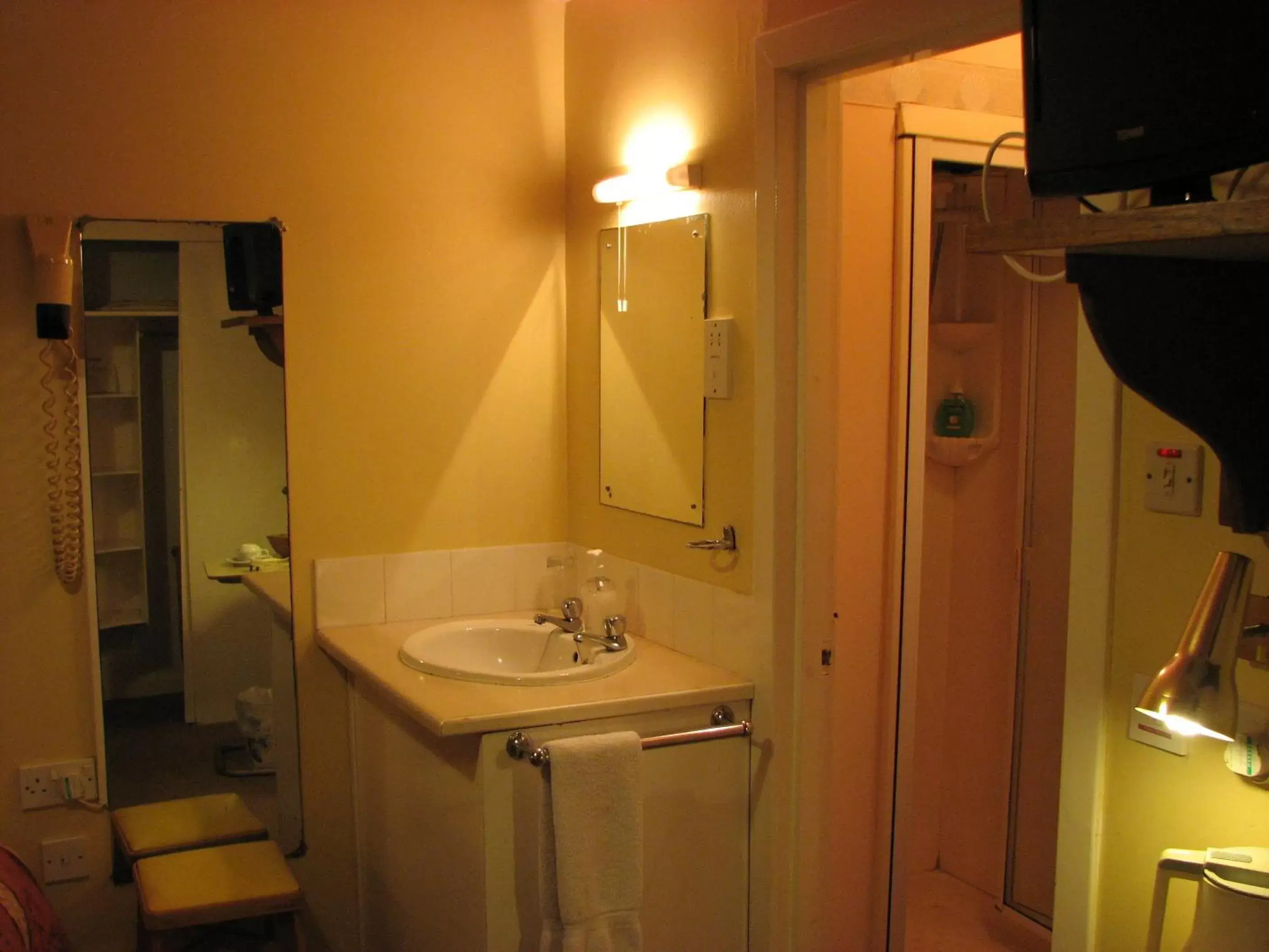 Bedroom, Bathroom in Lancaster Hotel