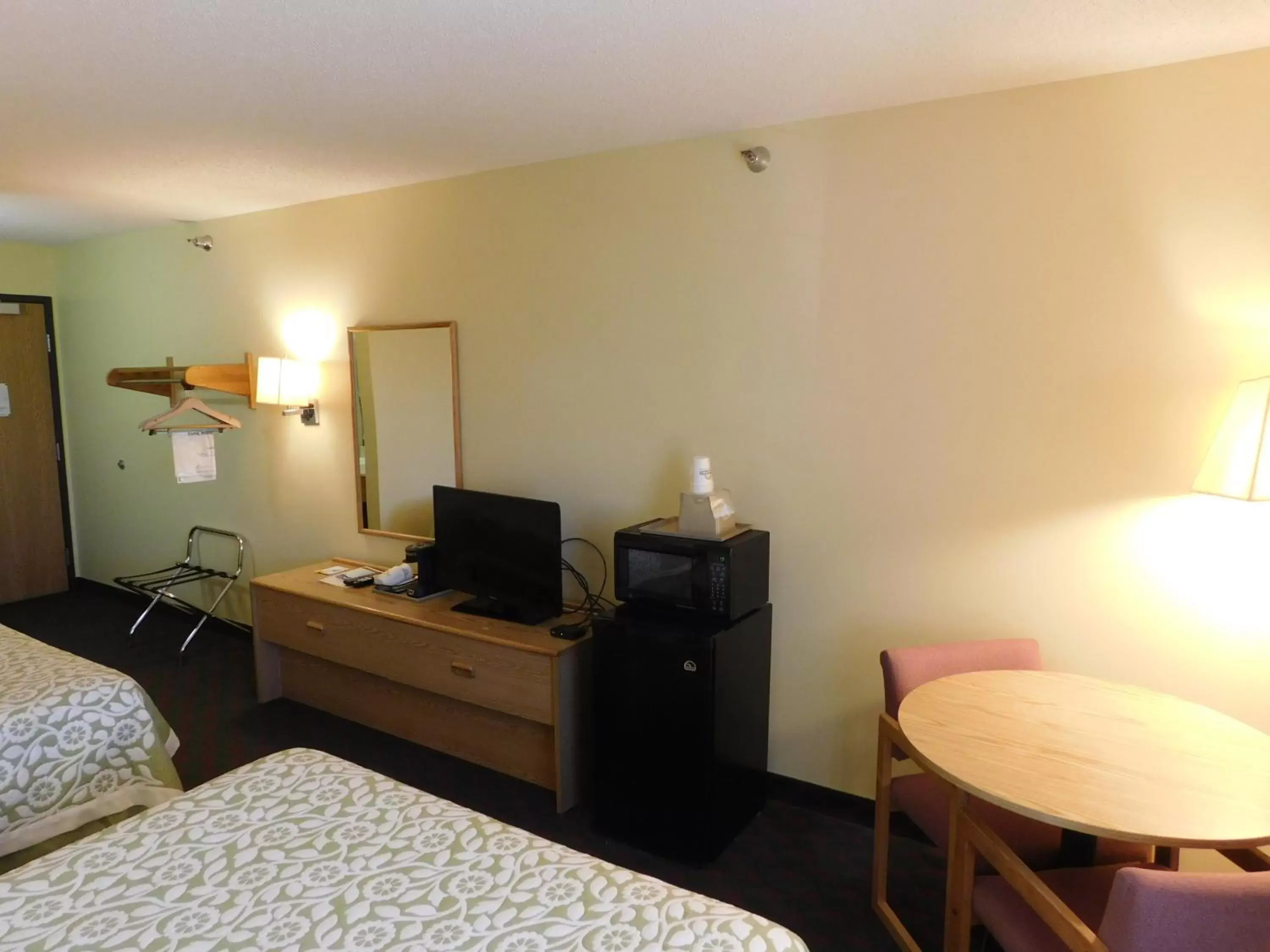 Bedroom, TV/Entertainment Center in Days Inn by Wyndham Lexington NE