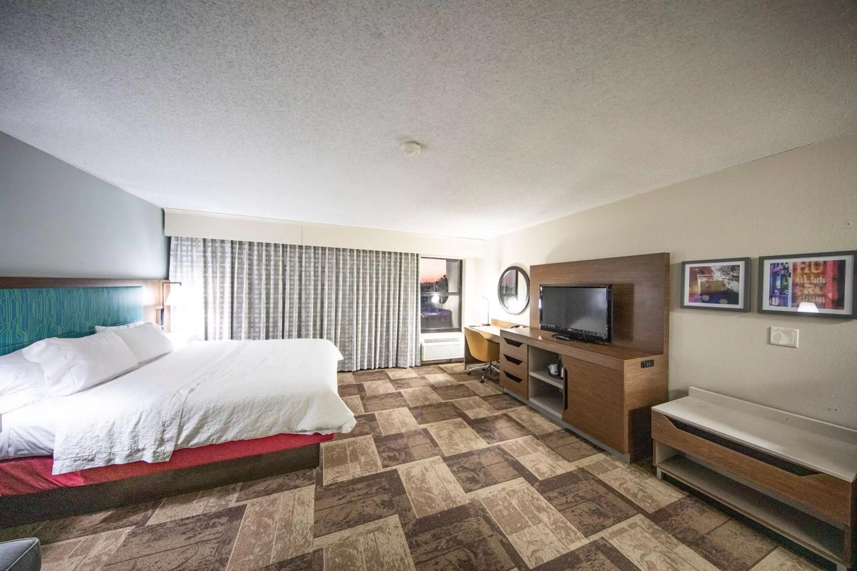 Bedroom, TV/Entertainment Center in Hampton Inn Hutchinson