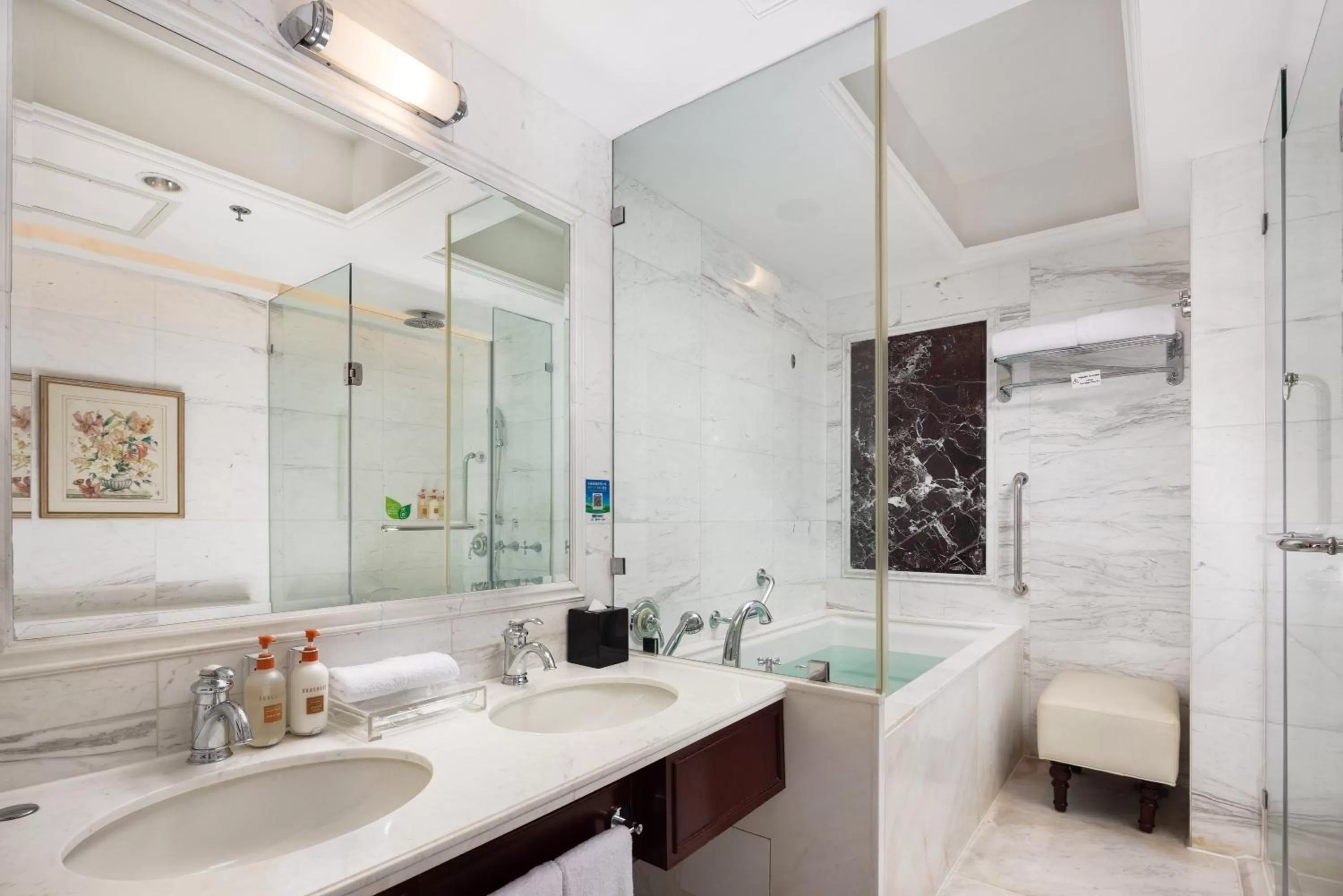 Bathroom in Crowne Plaza Hotel & Suites Landmark Shenzhen, an IHG Hotel - Nearby Luohu Border, Indoor heated swimming pool, Receive RMB100 SPA coupon upon check-in